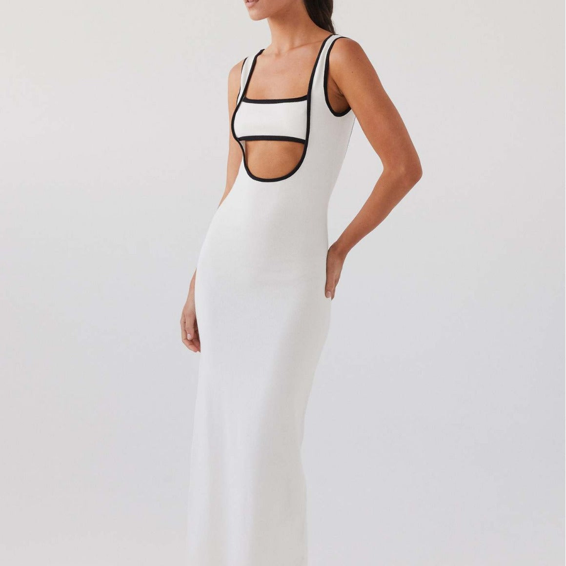 Robe Longue Moderne | Design Contrasté et Ajusté | Parfaite pour les Soirées Estivales et Événements Tendance