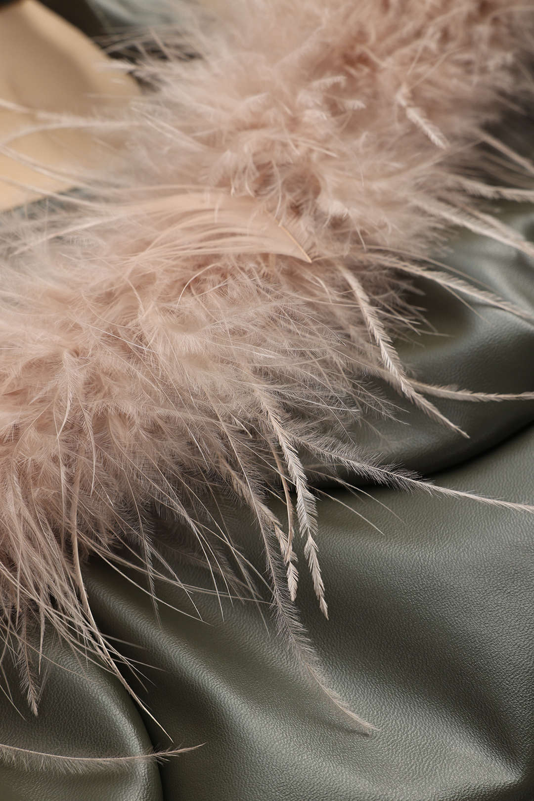 Top Corset | Similicuir effet cuir | Détail plumes | Idéal pour soirées chics