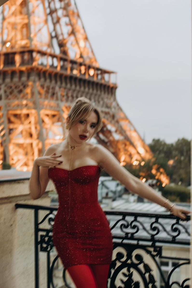 Robe Bustier | Coupe Moulante Scintillante | Laçage au Dos | Idéale pour Soirée Chic ou Événement