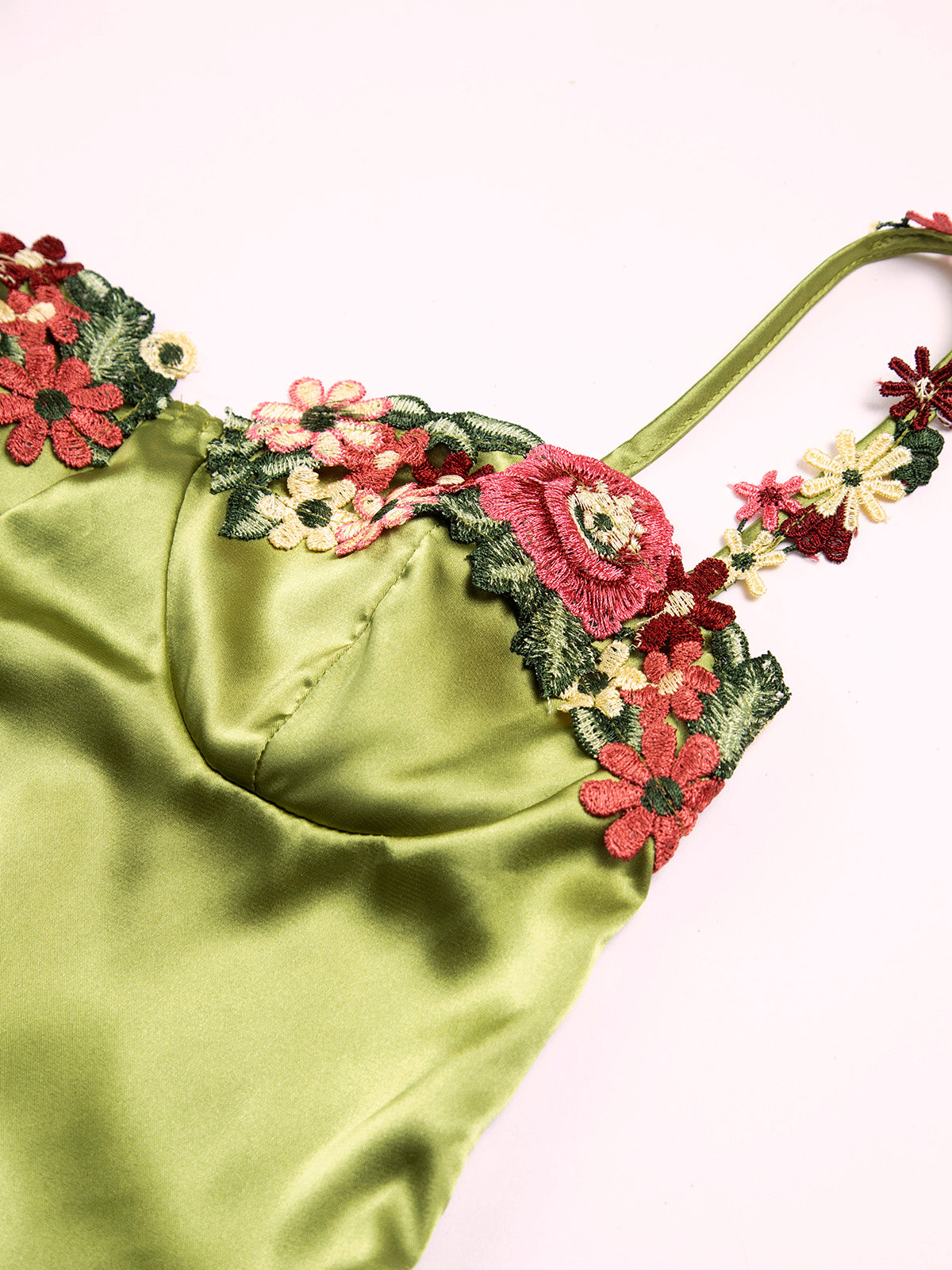 Robe Courte Satinée | Polyester Extensible | Appliqués Floraux | Soirées d’Été