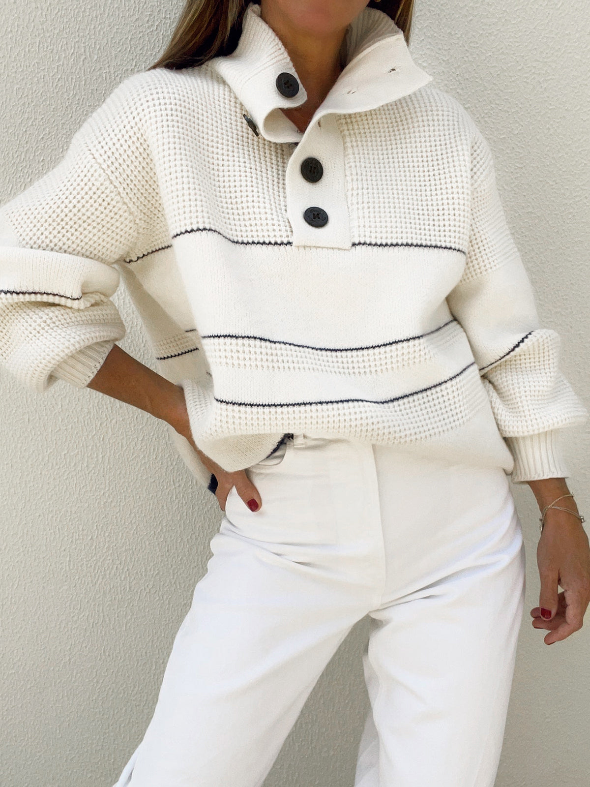Pull Femme | Col Boutonné et Rayures Discrètes | Parfait pour les journées fraîches ou un look casual chic