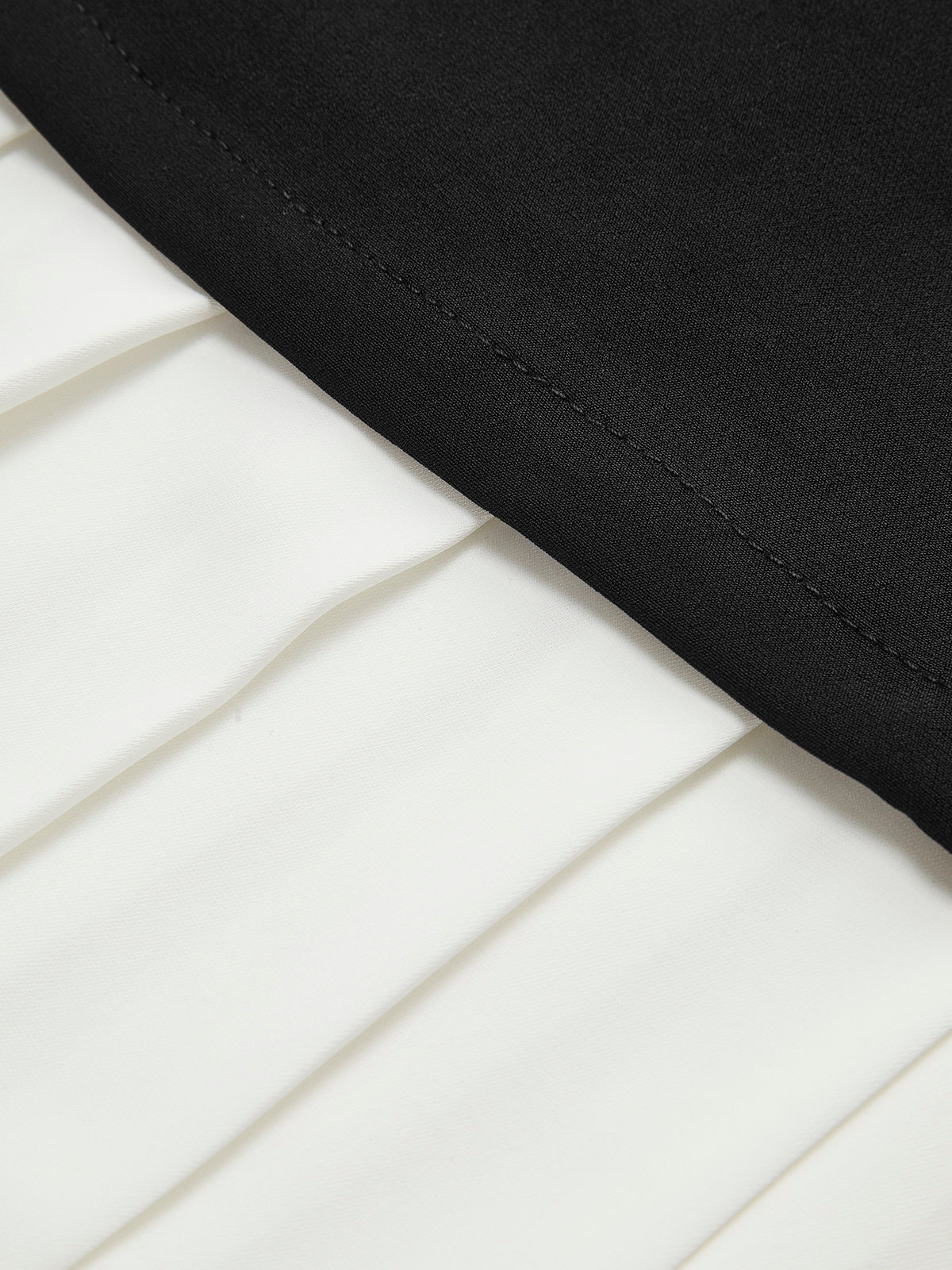 Robe Courte | Coupe Structurée | Ourlet Plissé | Idéale pour occasions élégantes
