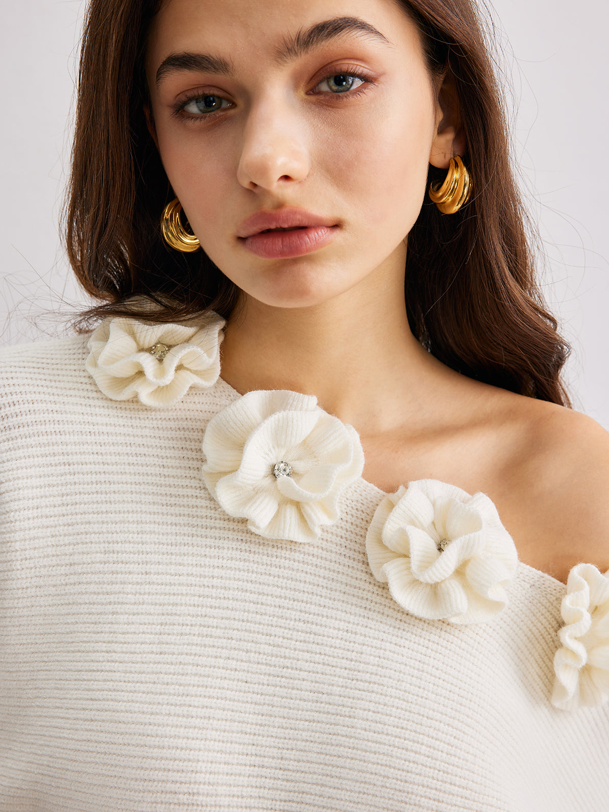 Pull Asymétrique | Maille Douce | Détails Floraux | Look Élégant pour Sorties