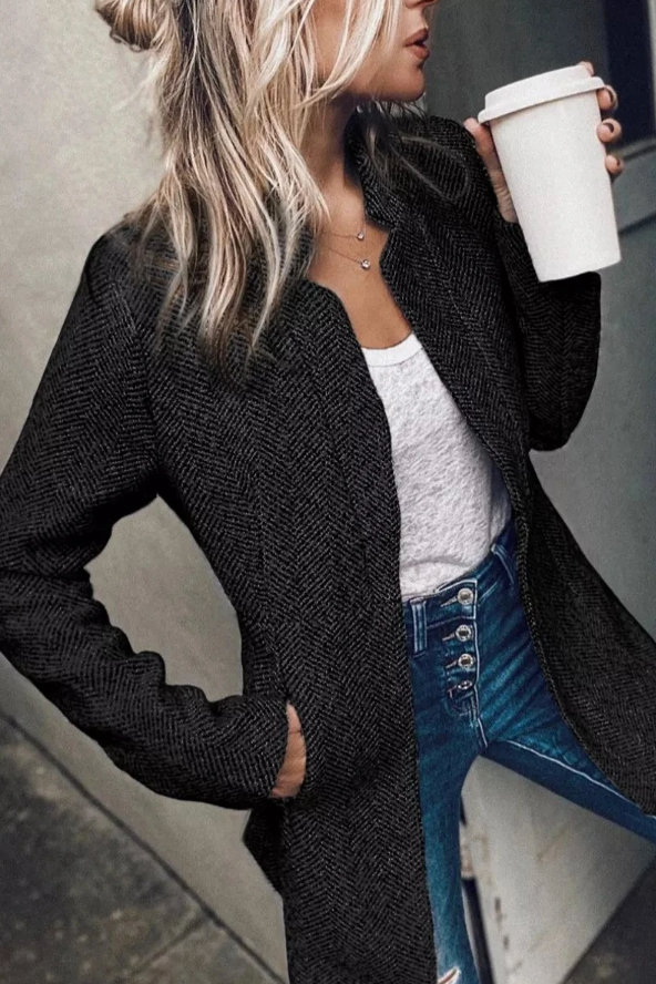 Manteau Mi-Long en Chevrons Fines à Col Dégagé pour Femme | Élégance Texturée & Style Décontracté