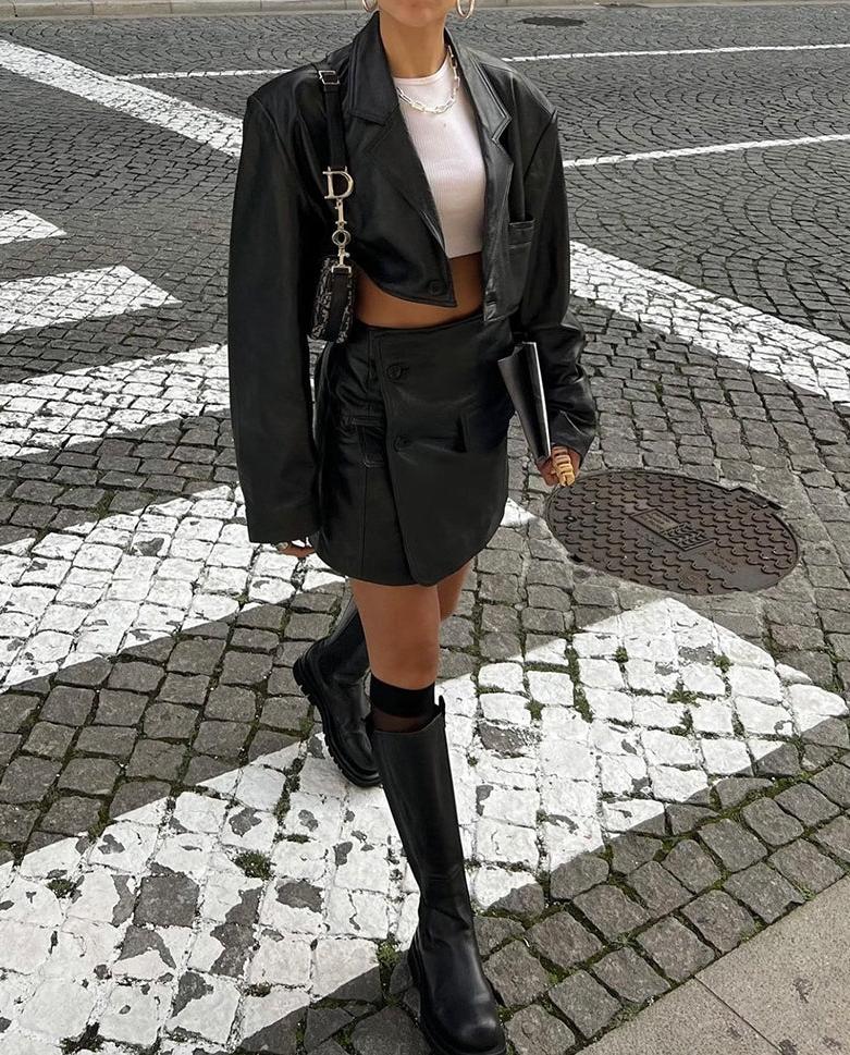 Ensemble Effet Cuir | Blazer Court et Jupe | Parfait pour un look urbain et tendance