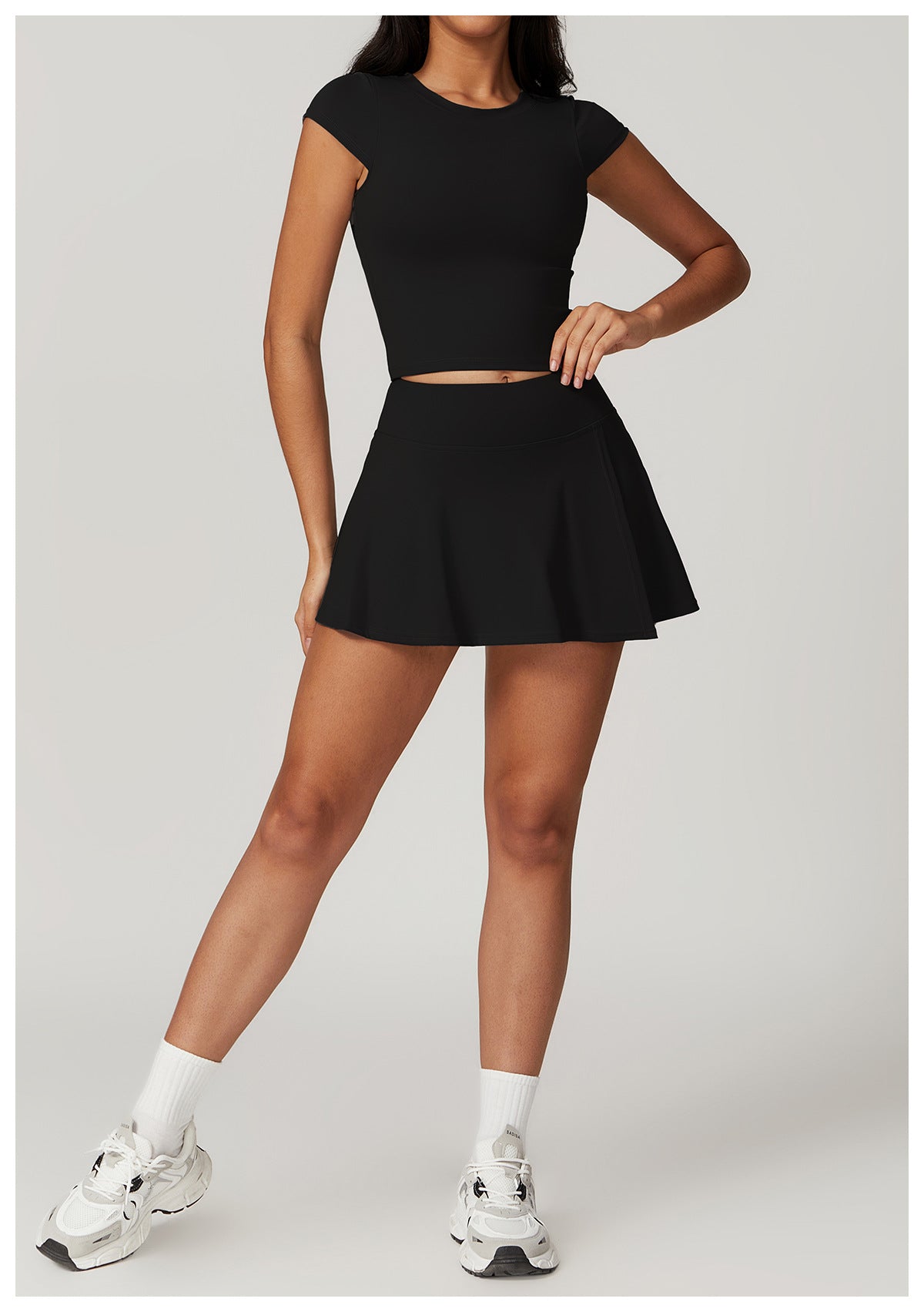 Ensemble Tennis Femme | Crop Top + Jupe-Short | Look Sport Chic | Parfait pour l’été et les journées actives