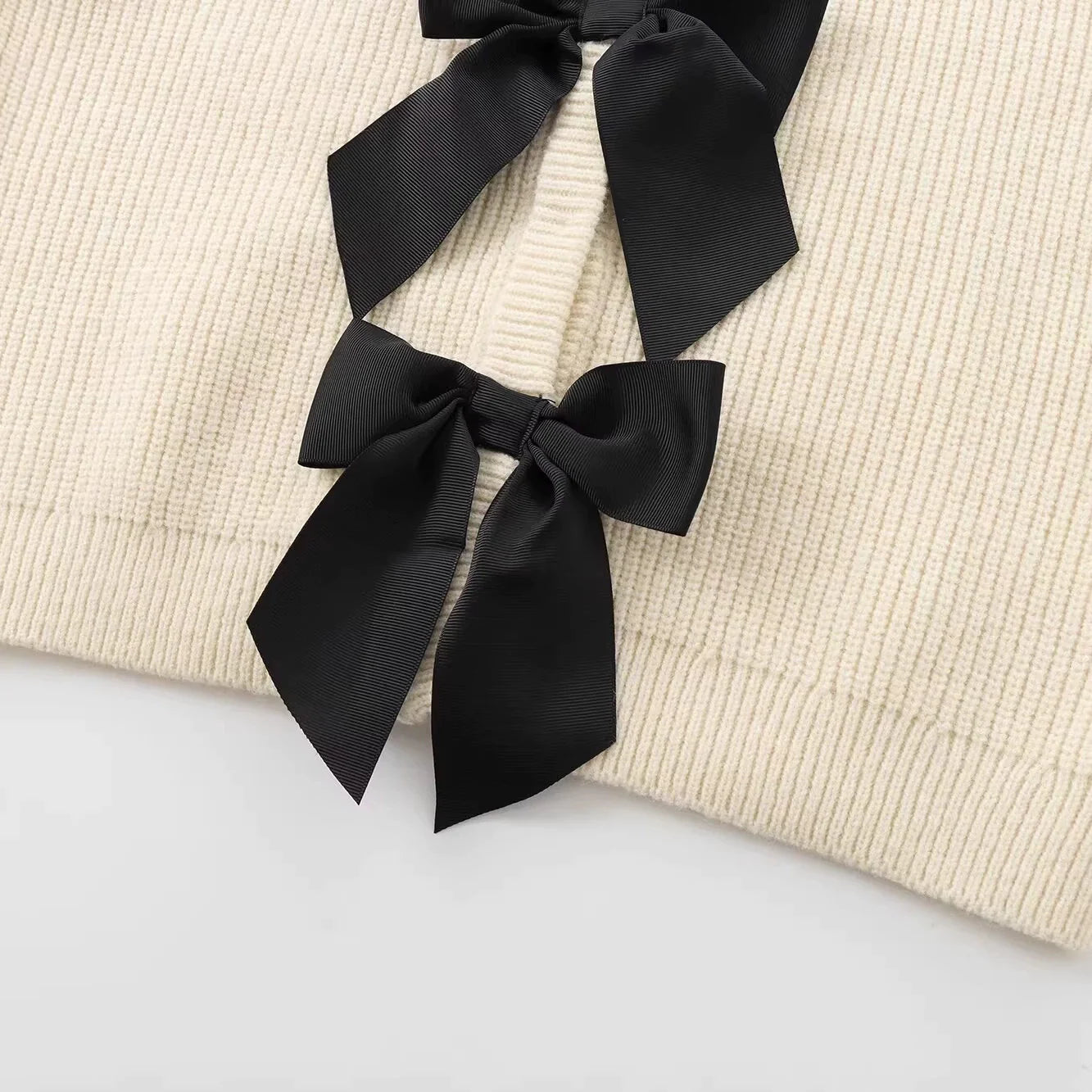 Pull Élégant | Détails Nœuds Satin | Maille Côtelée | Parfait pour un Look Féminin et Chic