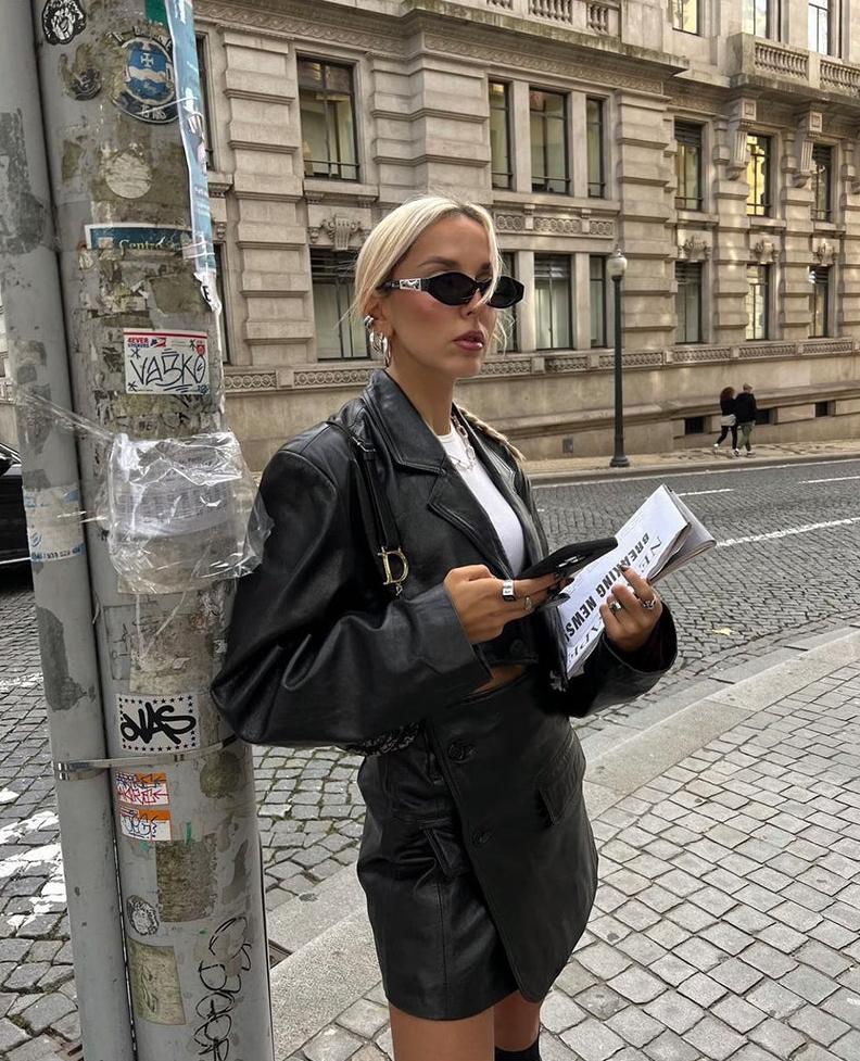 Ensemble Effet Cuir | Blazer Court et Jupe | Parfait pour un look urbain et tendance