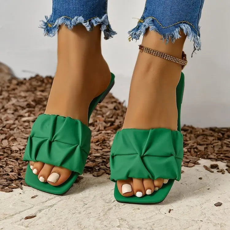 Sandales Plates | Bandeau Plissé et Bout Carré | Idéales pour une tenue estivale moderne et confortable
