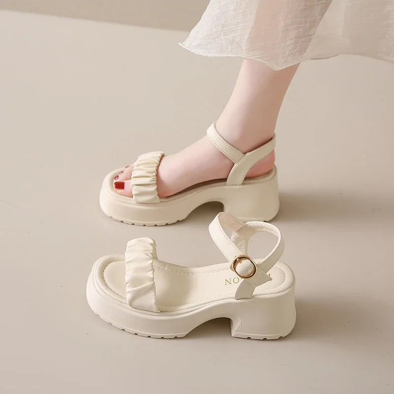 Sandales Plateforme | Bride Froncée et Fermeture Boucle | Idéales pour un look urbain ou estival élégant