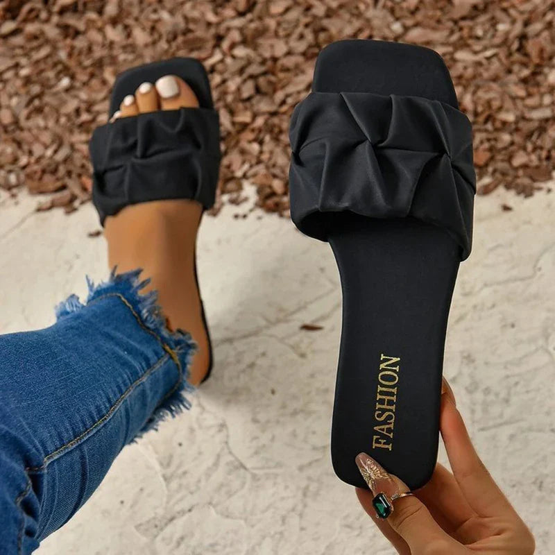 Sandales Plates | Bandeau Plissé et Bout Carré | Idéales pour une tenue estivale moderne et confortable
