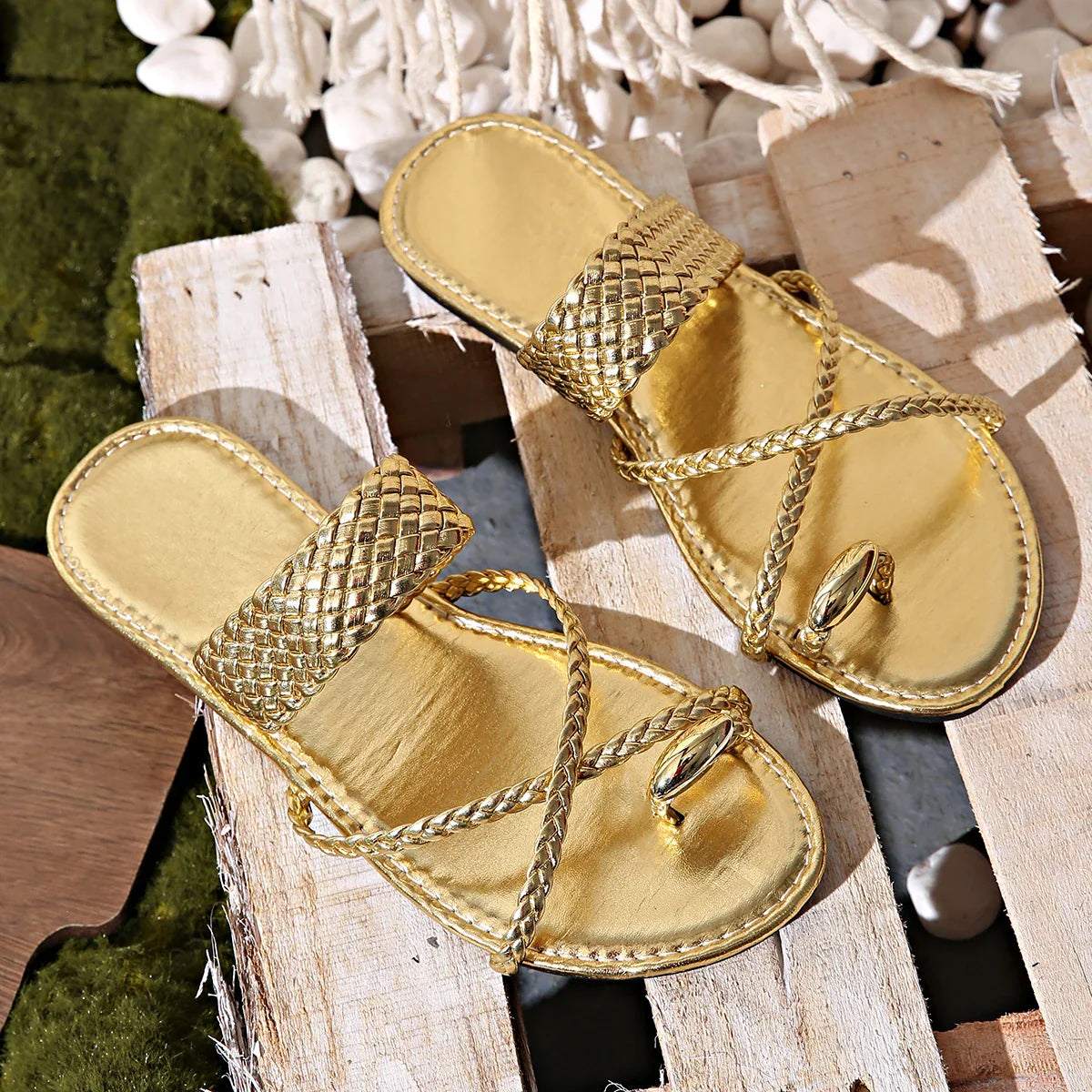 Sandales Plates | Finition Métallisée et Détail Tressé | Idéales pour des looks d’été éclatants