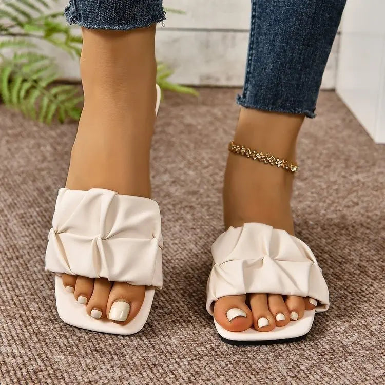 Sandales Plates | Bandeau Plissé et Bout Carré | Idéales pour une tenue estivale moderne et confortable