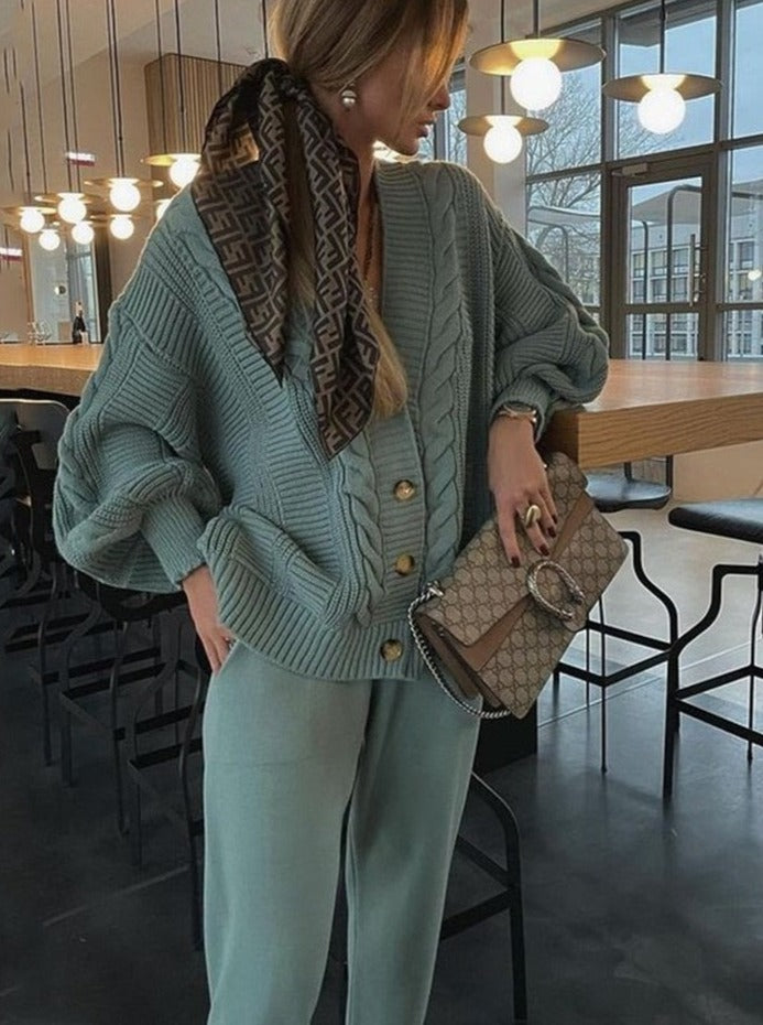 Ensemble Maille Femme | Cardigan Boutonné & Pantalon Confort | Look Cocooning et Élégant | Idéal pour l’automne ou la maison
