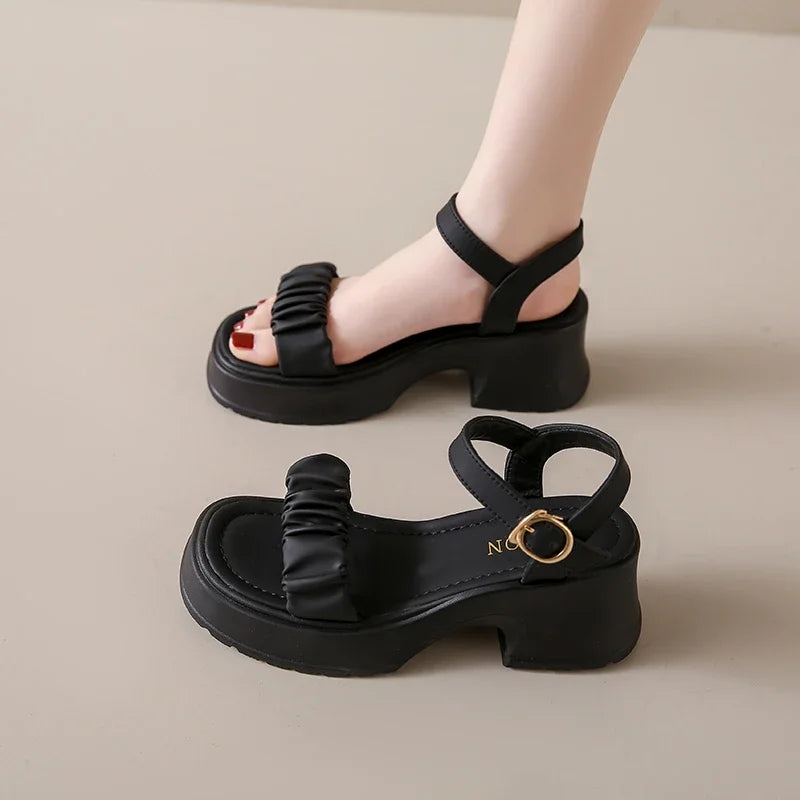 Sandales Plateforme | Bride Froncée et Fermeture Boucle | Idéales pour un look urbain ou estival élégant