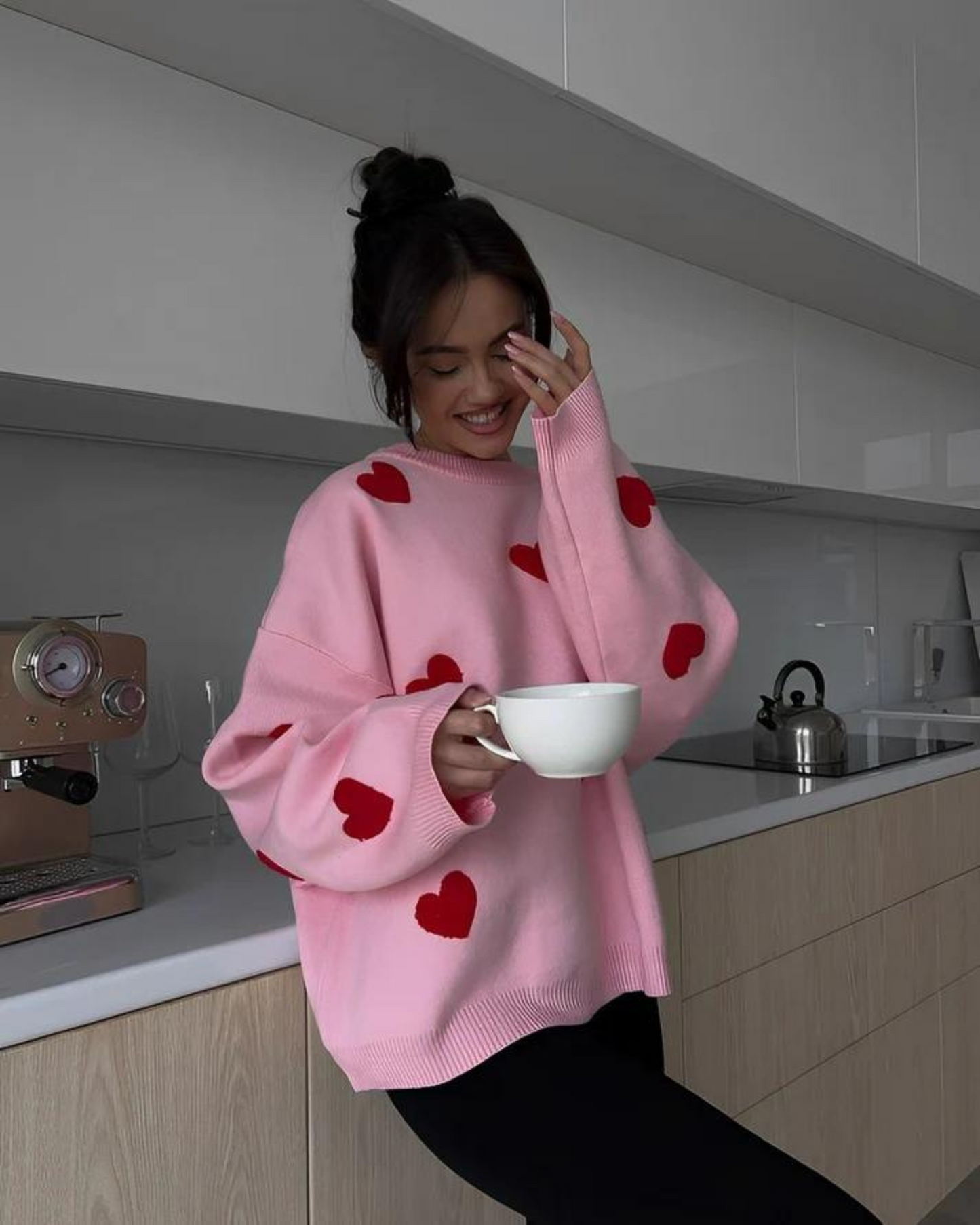 Pull Oversize Femme | Motif Cœurs Roses | Idéal pour Tenues Décontractées et Looks Détente