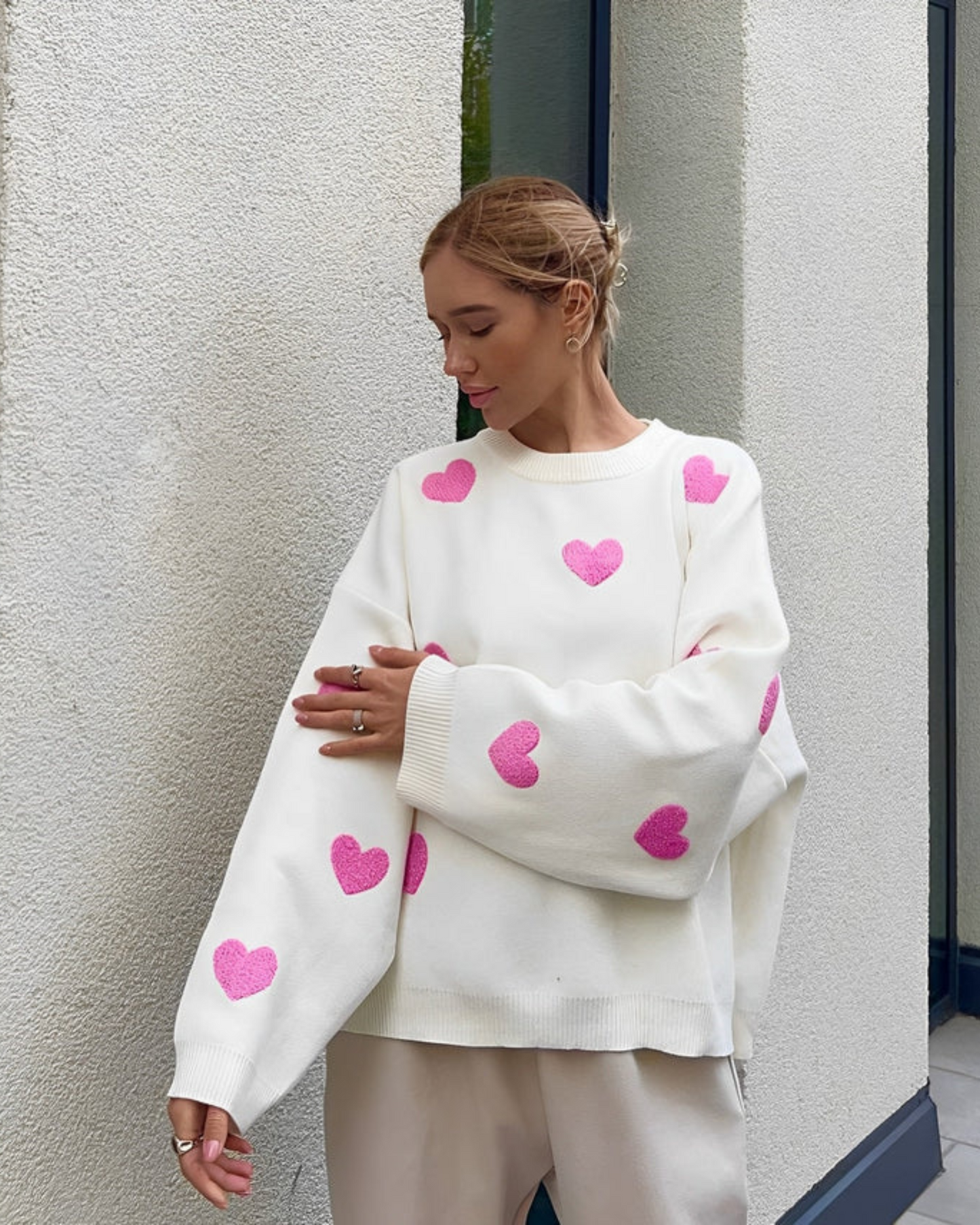Pull Oversize Femme | Motif Cœurs Roses | Idéal pour Tenues Décontractées et Looks Détente