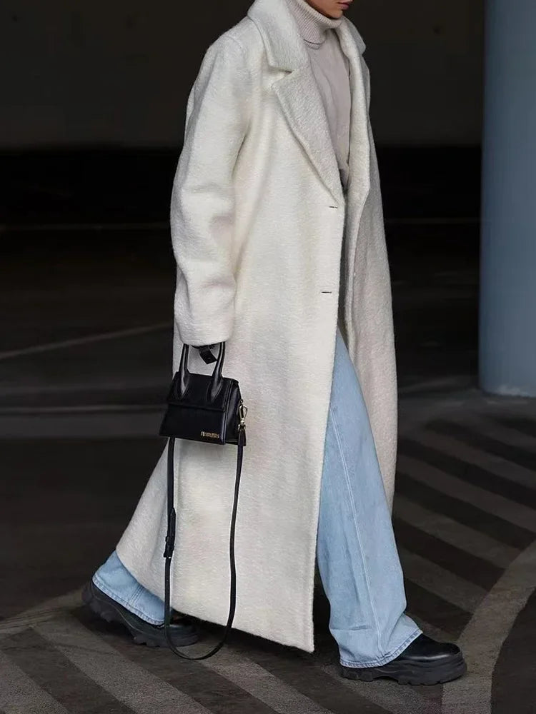 Manteau Élégant Long | Texture Duveteuse et Coupe Droite | Idéal pour l’Hiver Chic et les Tenues Habillées