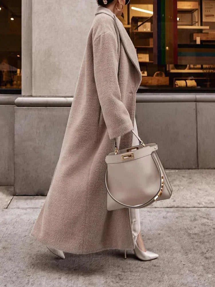 Manteau Élégant Long | Texture Duveteuse et Coupe Droite | Idéal pour l’Hiver Chic et les Tenues Habillées