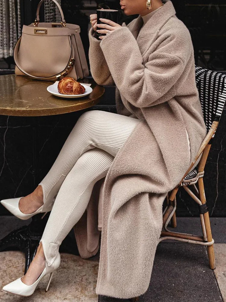 Manteau Élégant Long | Texture Duveteuse et Coupe Droite | Idéal pour l’Hiver Chic et les Tenues Habillées