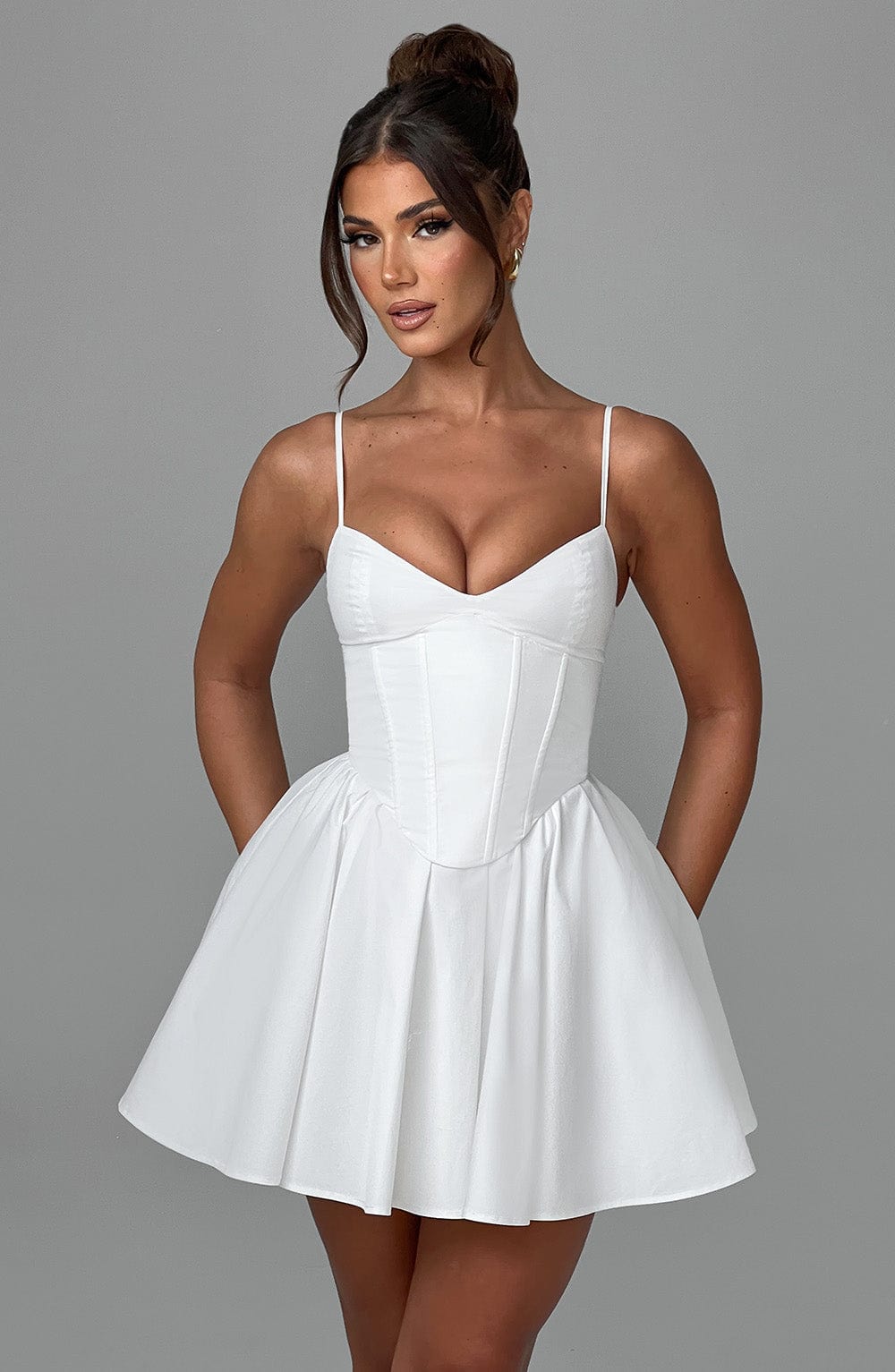 Robe Courte | Corset Structuré et Jupe Fluide | Idéale pour une soirée ou un événement estival