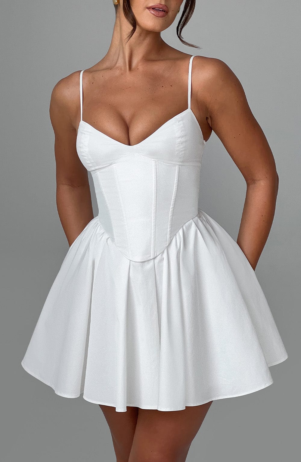 Robe Courte | Corset Structuré et Jupe Fluide | Idéale pour une soirée ou un événement estival