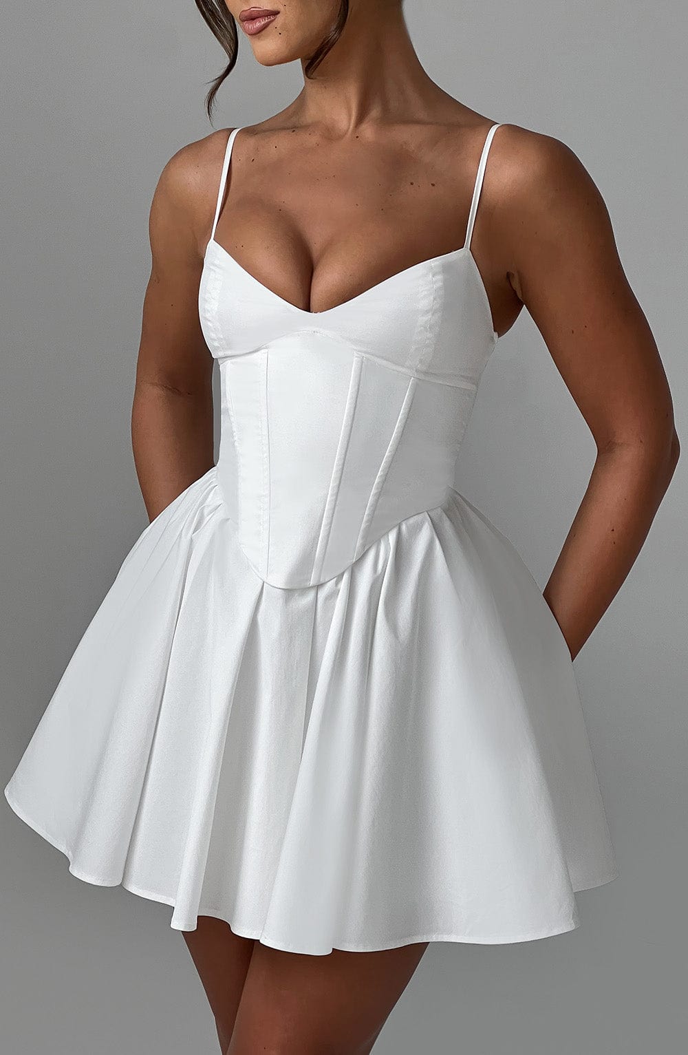 Robe Courte | Corset Structuré et Jupe Fluide | Idéale pour une soirée ou un événement estival