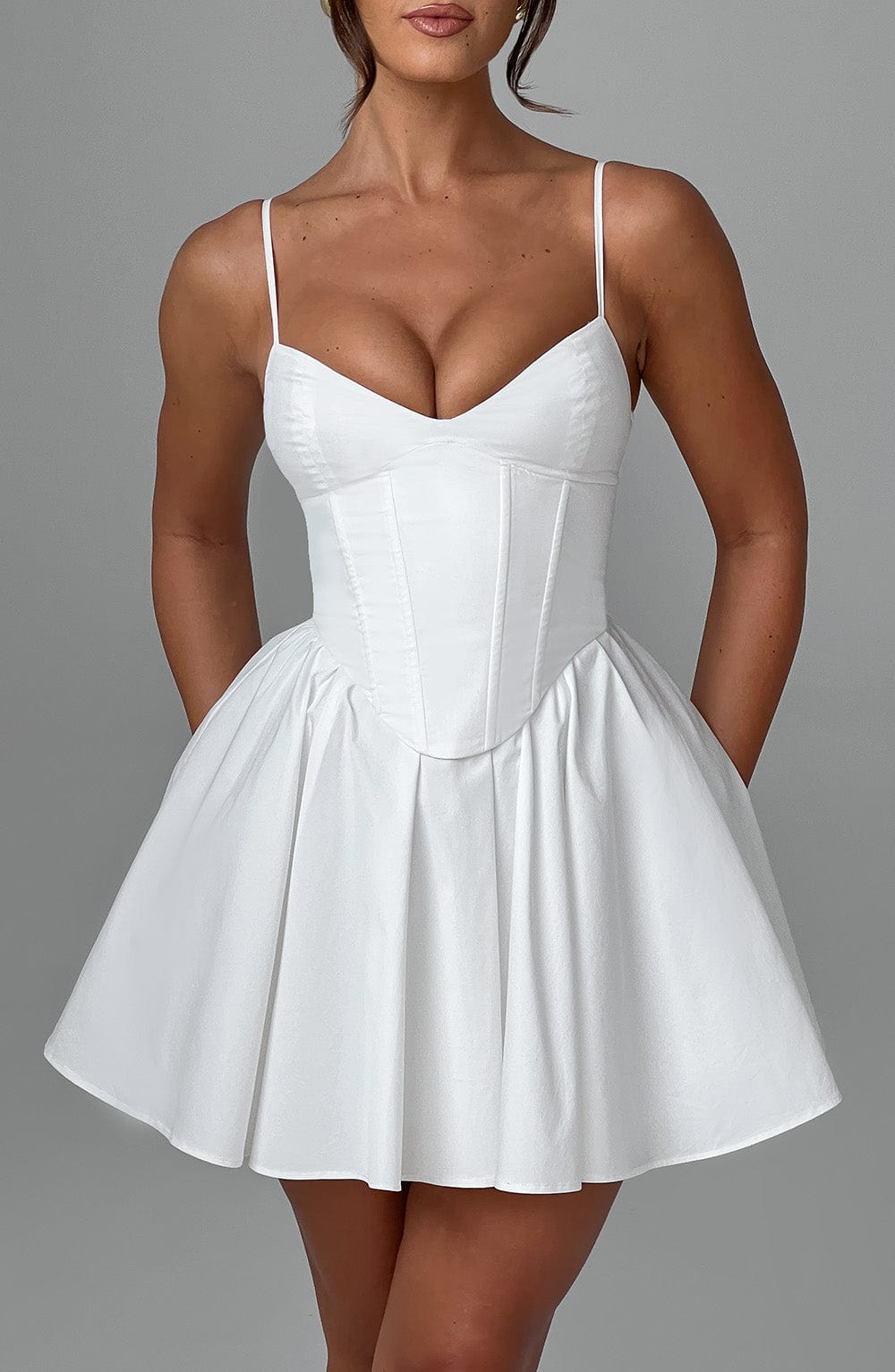 Robe Courte | Corset Structuré et Jupe Fluide | Idéale pour une soirée ou un événement estival