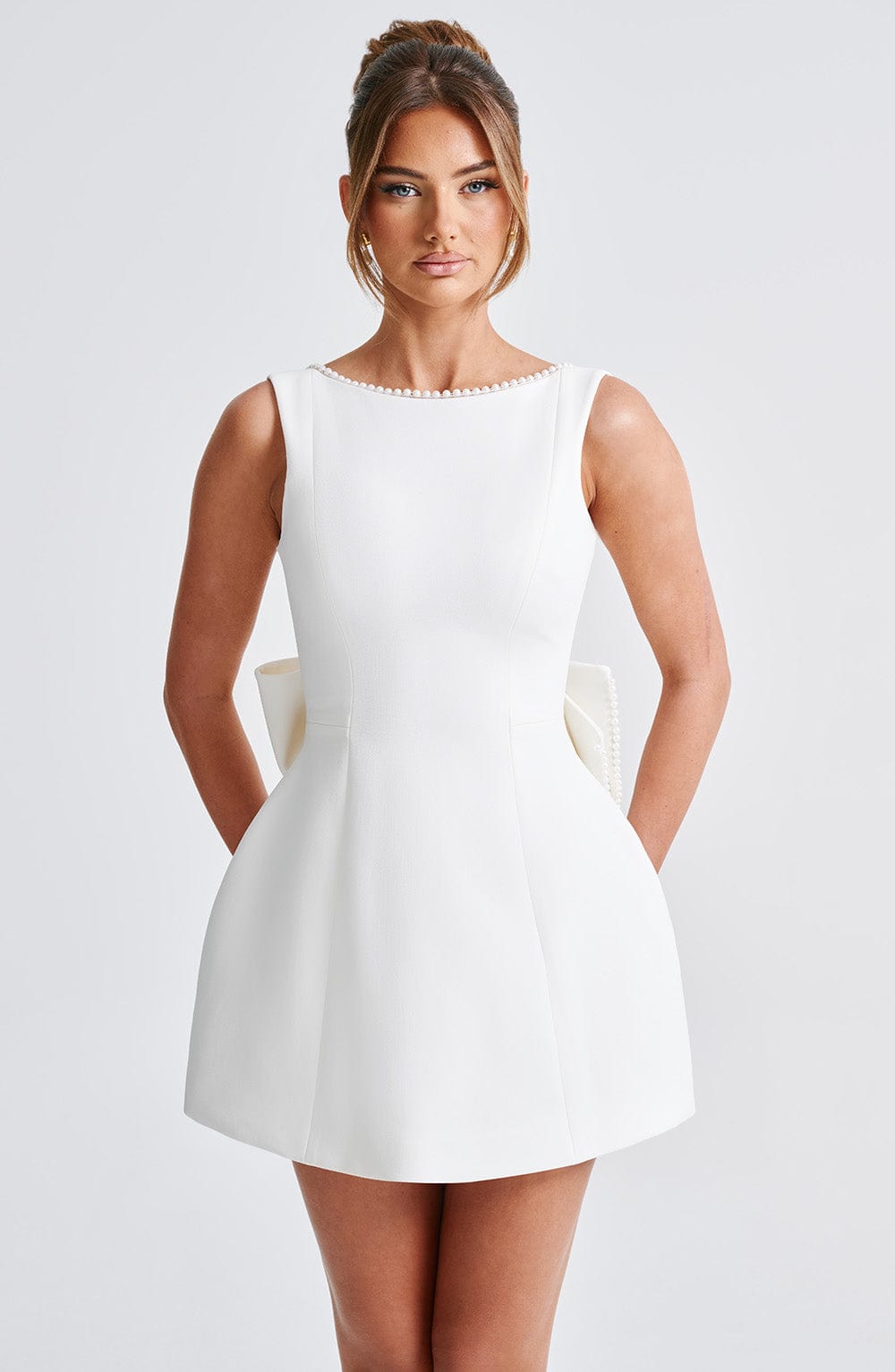Robe Élégante | Nœud Oversize et Dos Nu | Parfaite pour un mariage ou une occasion spéciale