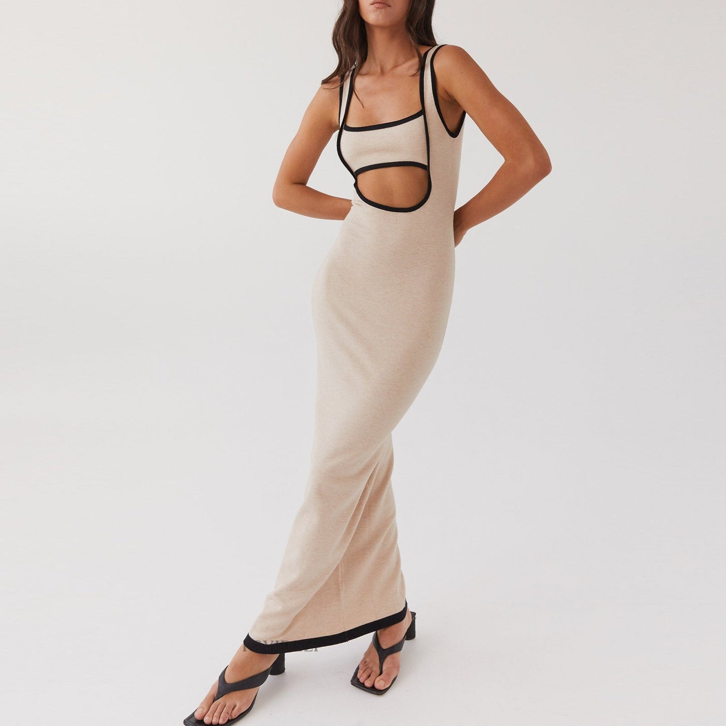 Robe Longue Moderne | Design Contrasté et Ajusté | Parfaite pour les Soirées Estivales et Événements Tendance
