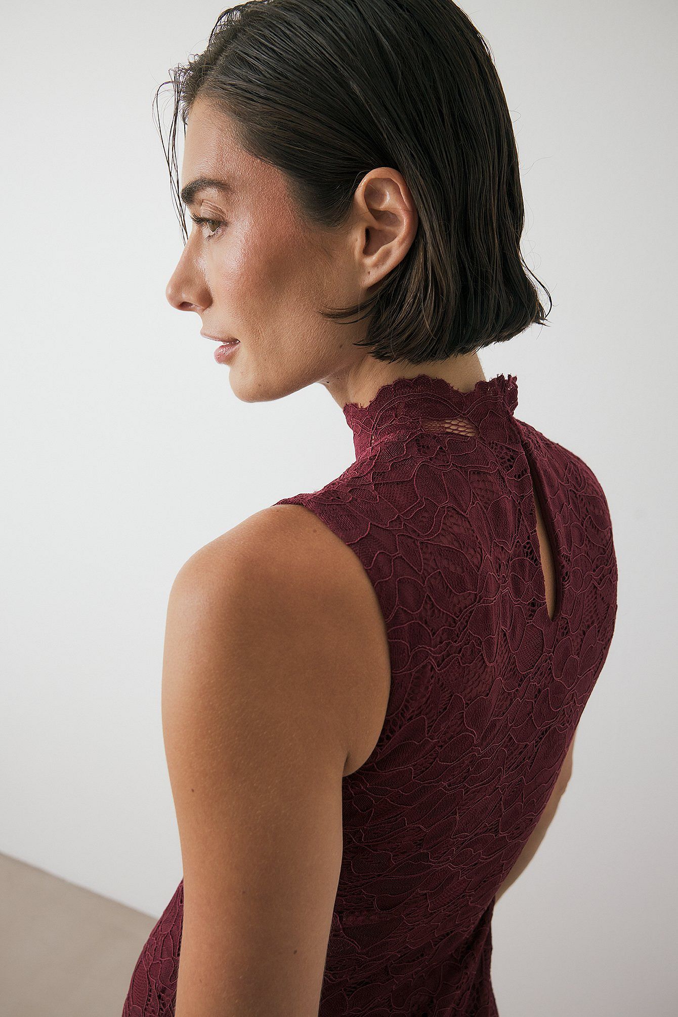 Robe Longue Fluide Dentelle Extensible | Col Montant Sans Manches | Dos à Boucles