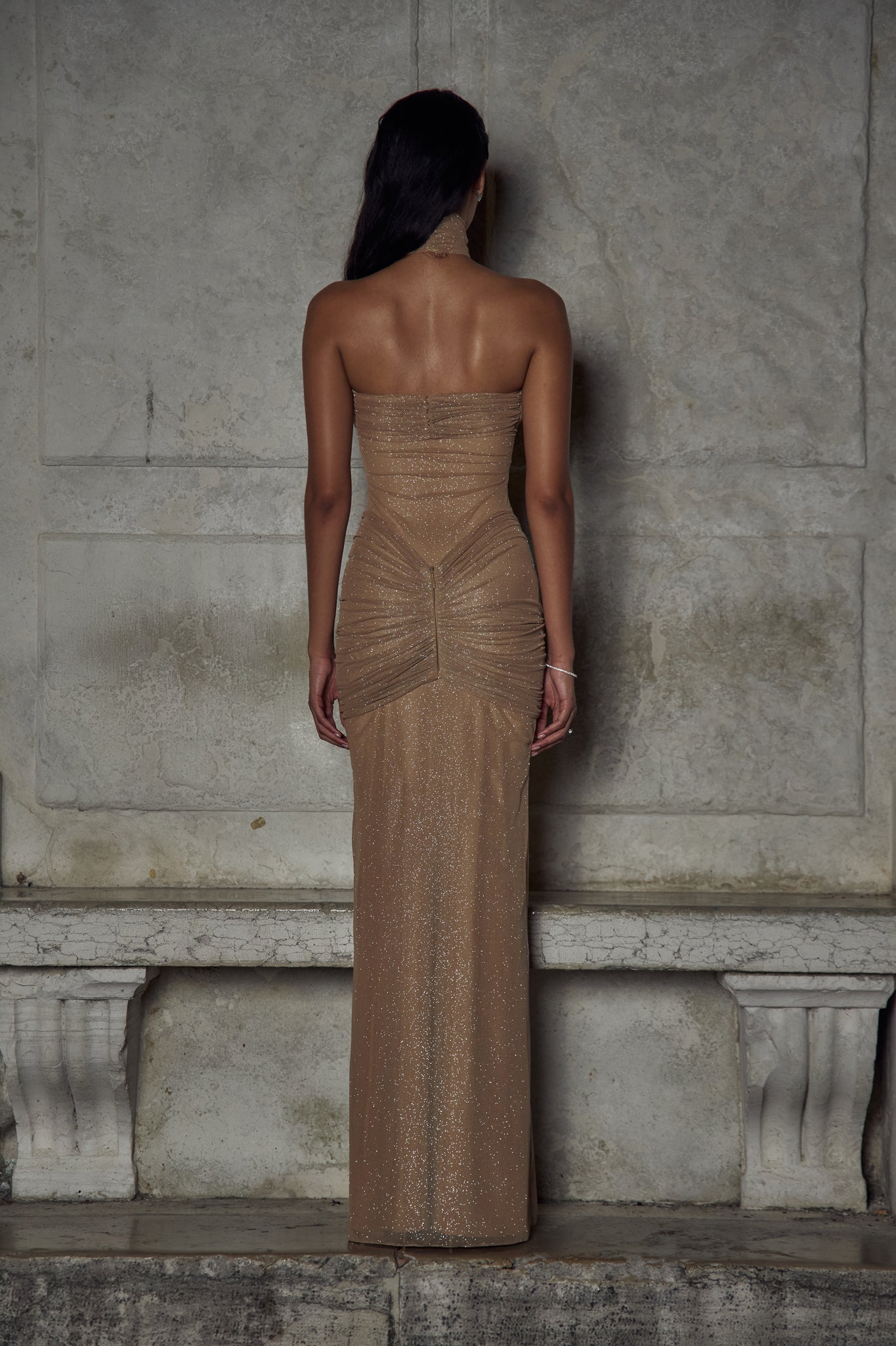 Robe Longue Bustier | Effet Drapé et Finition Pailletée | Idéal pour Soirée Glamour ou Événement de Prestige