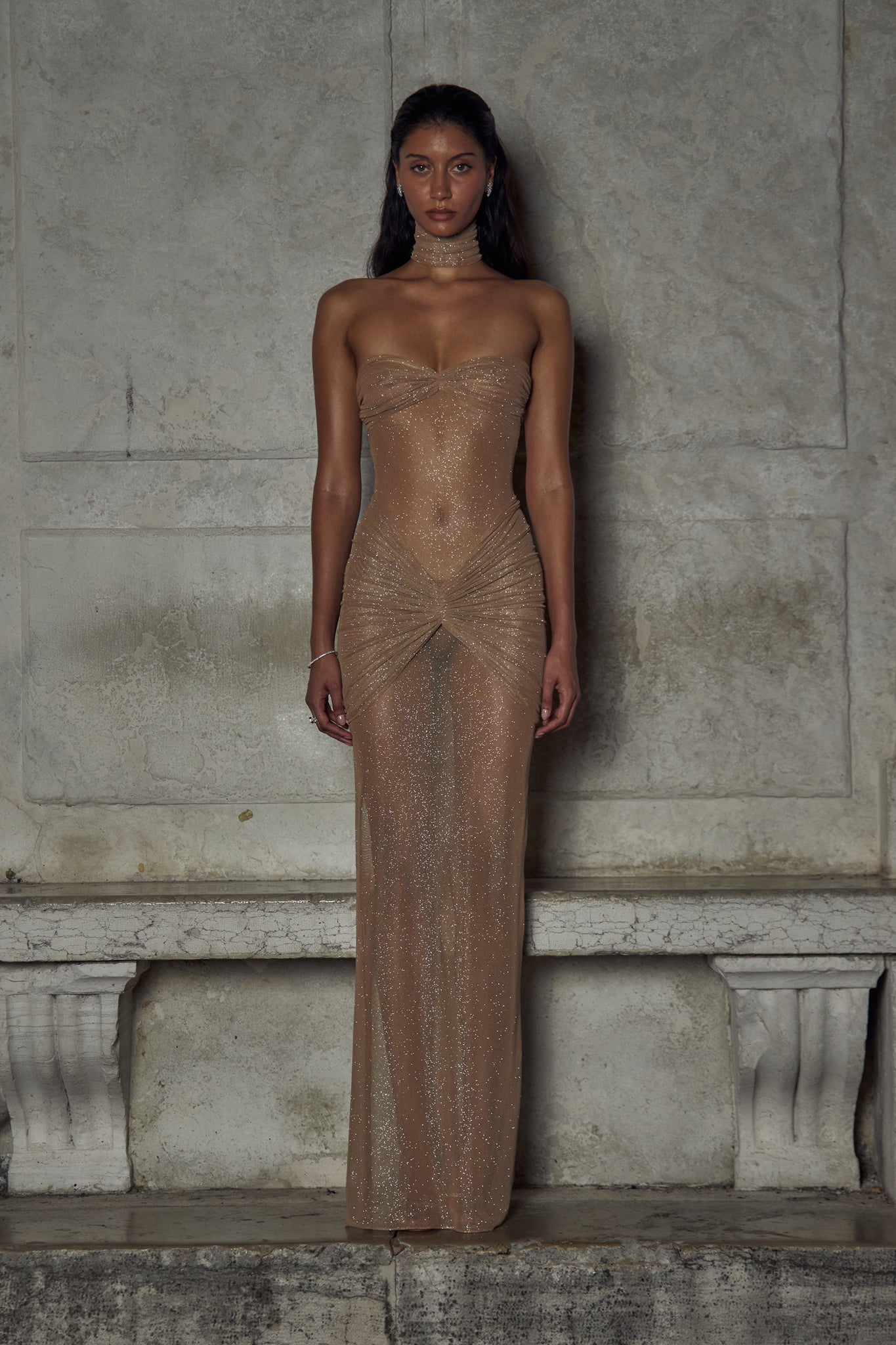 Robe Longue Bustier | Effet Drapé et Finition Pailletée | Idéal pour Soirée Glamour ou Événement de Prestige