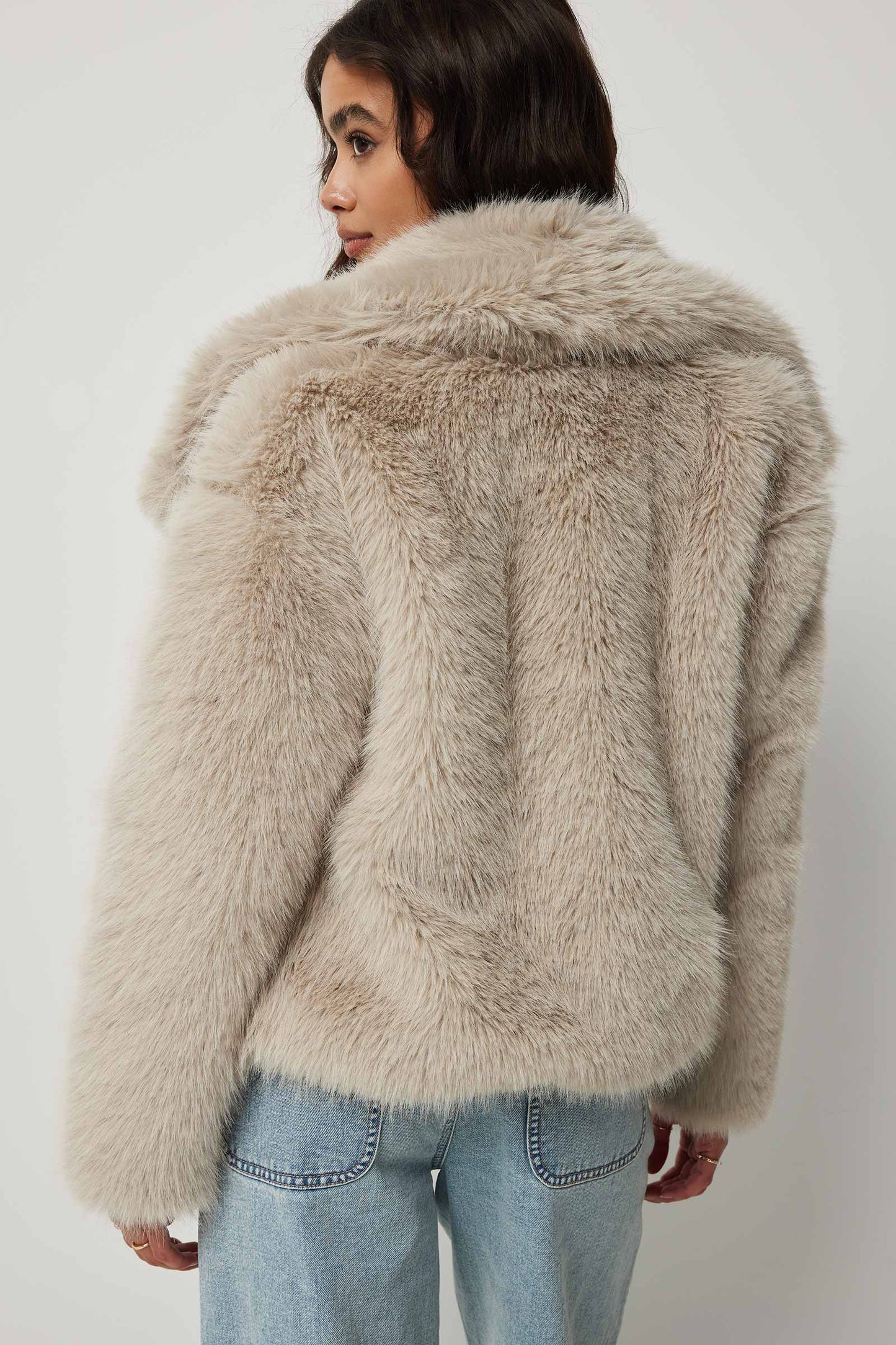 Veste Duveteuse Élégante | Fausse Fourrure Douce | Idéale pour l’Hiver et les Looks Féminins Décontractés