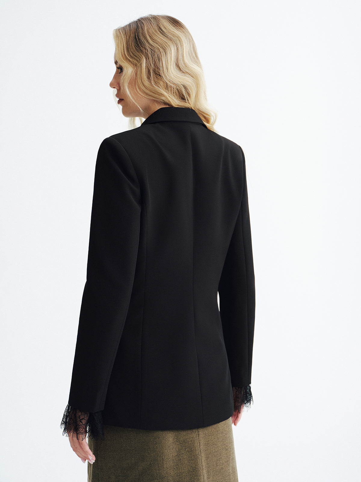 Blazer Femme Cintré avec Détails Dentelle | Élégance Moderne & Silhouette Affinée