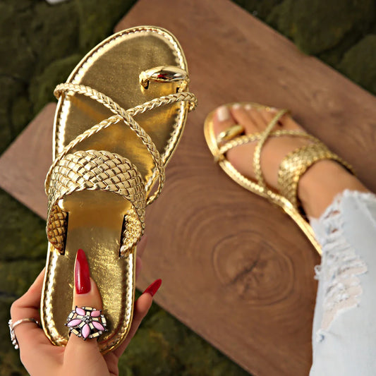 Sandales Plates | Finition Métallisée et Détail Tressé | Idéales pour des looks d’été éclatants