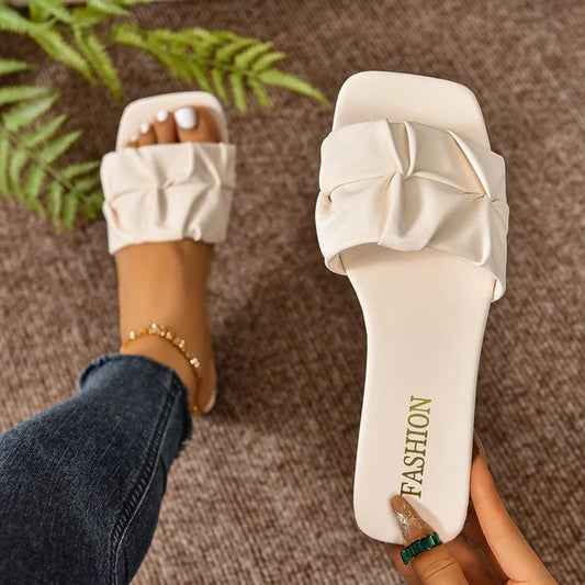 Sandales Plates | Bandeau Plissé et Bout Carré | Idéales pour une tenue estivale moderne et confortable
