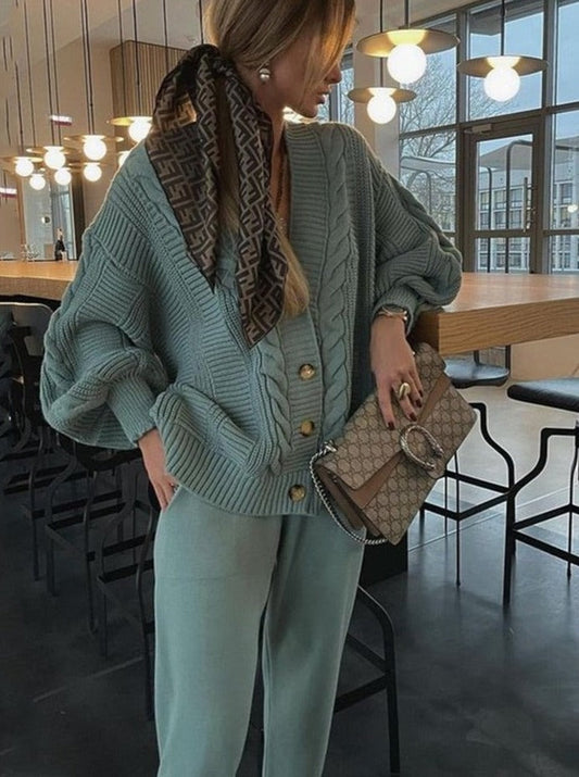 Ensemble Maille Femme | Cardigan Boutonné & Pantalon Confort | Look Cocooning et Élégant | Idéal pour l’automne ou la maison
