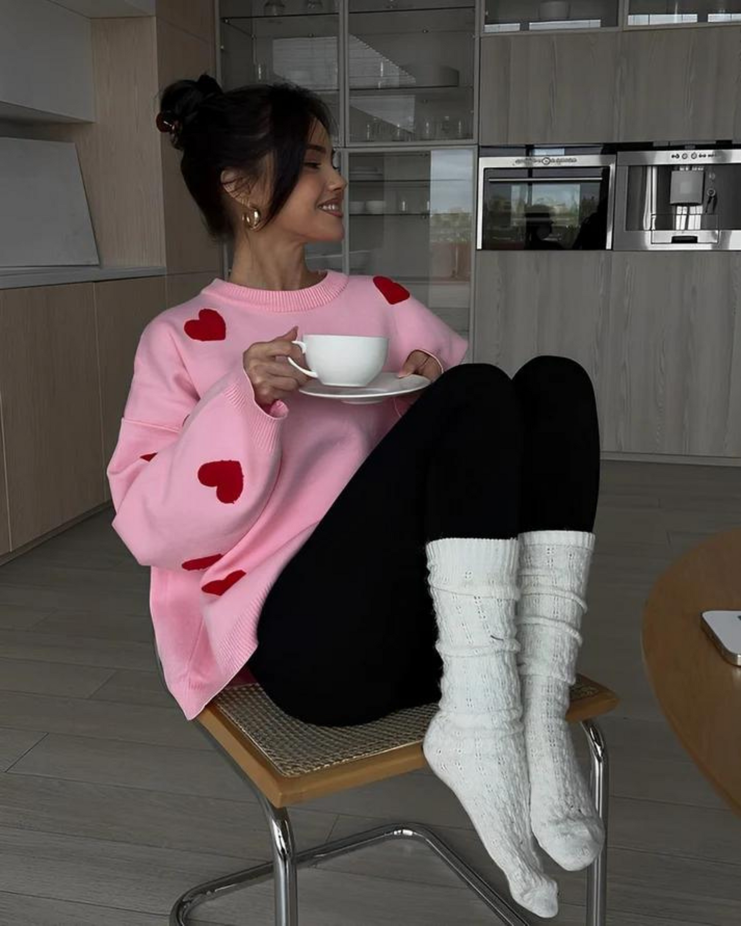 Pull Oversize Femme | Motif Cœurs Roses | Idéal pour Tenues Décontractées et Looks Détente