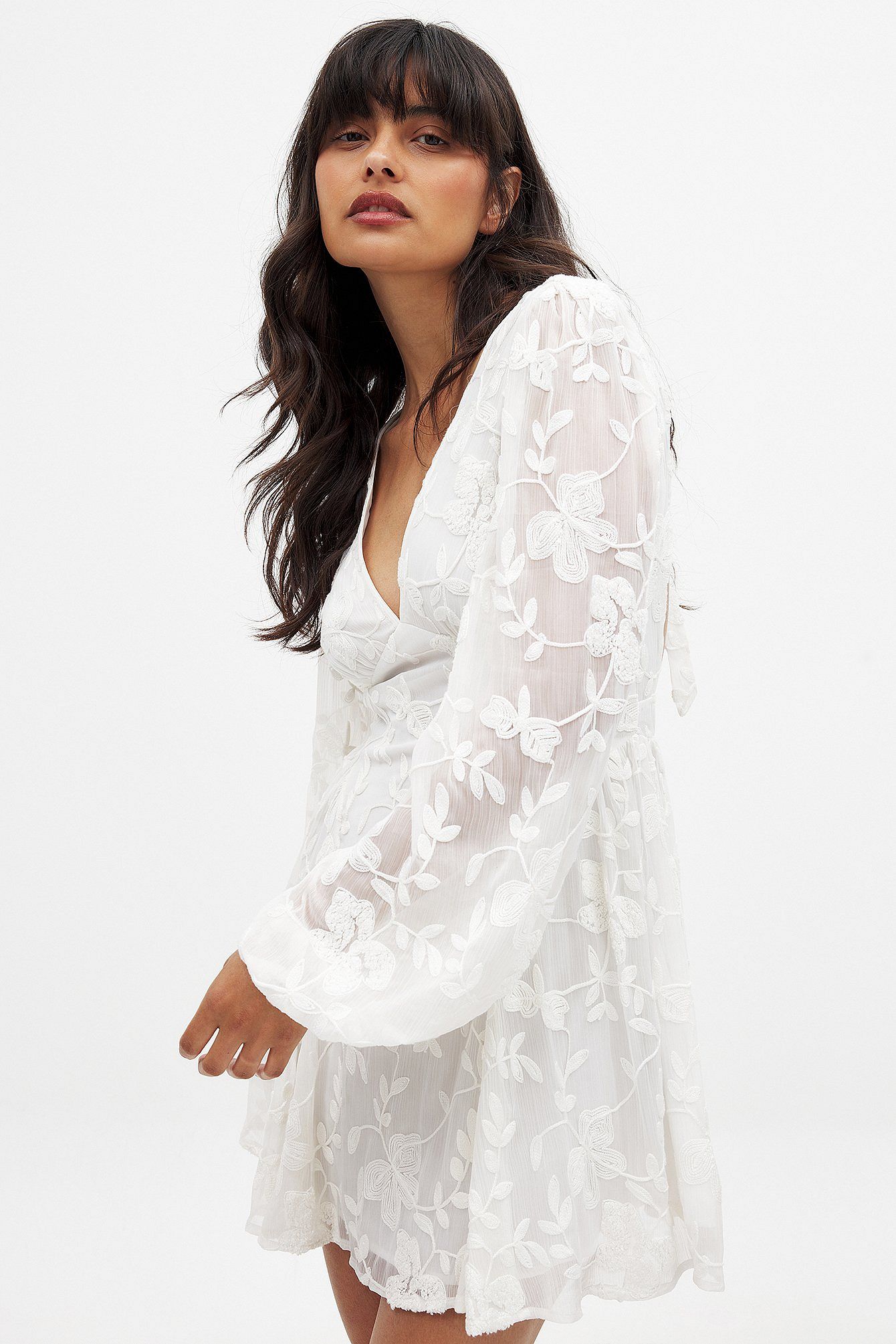 Robe Courte Femme Fluide Brodée | Manches Ballon, Décolleté V | Dos Ouvert Élégant