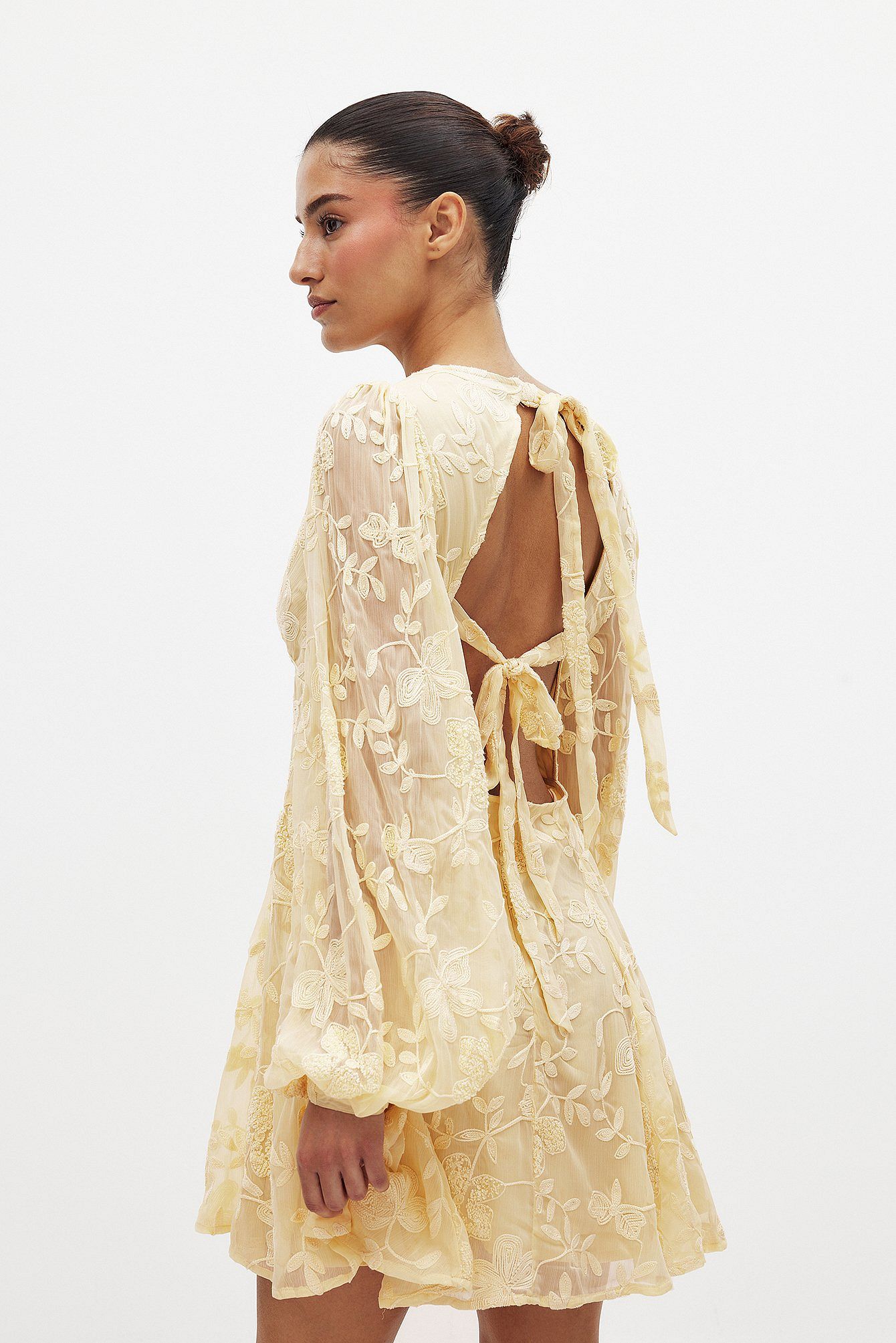 Robe Courte Femme Fluide Brodée | Manches Ballon, Décolleté V | Dos Ouvert Élégant