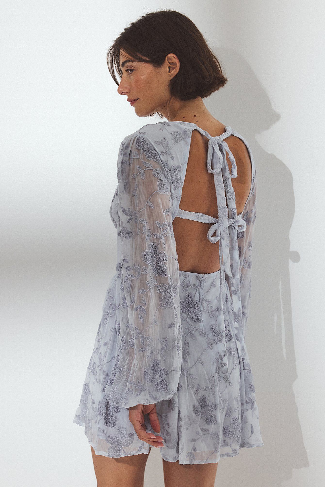 Robe Courte Femme Fluide Brodée | Manches Ballon, Décolleté V | Dos Ouvert Élégant