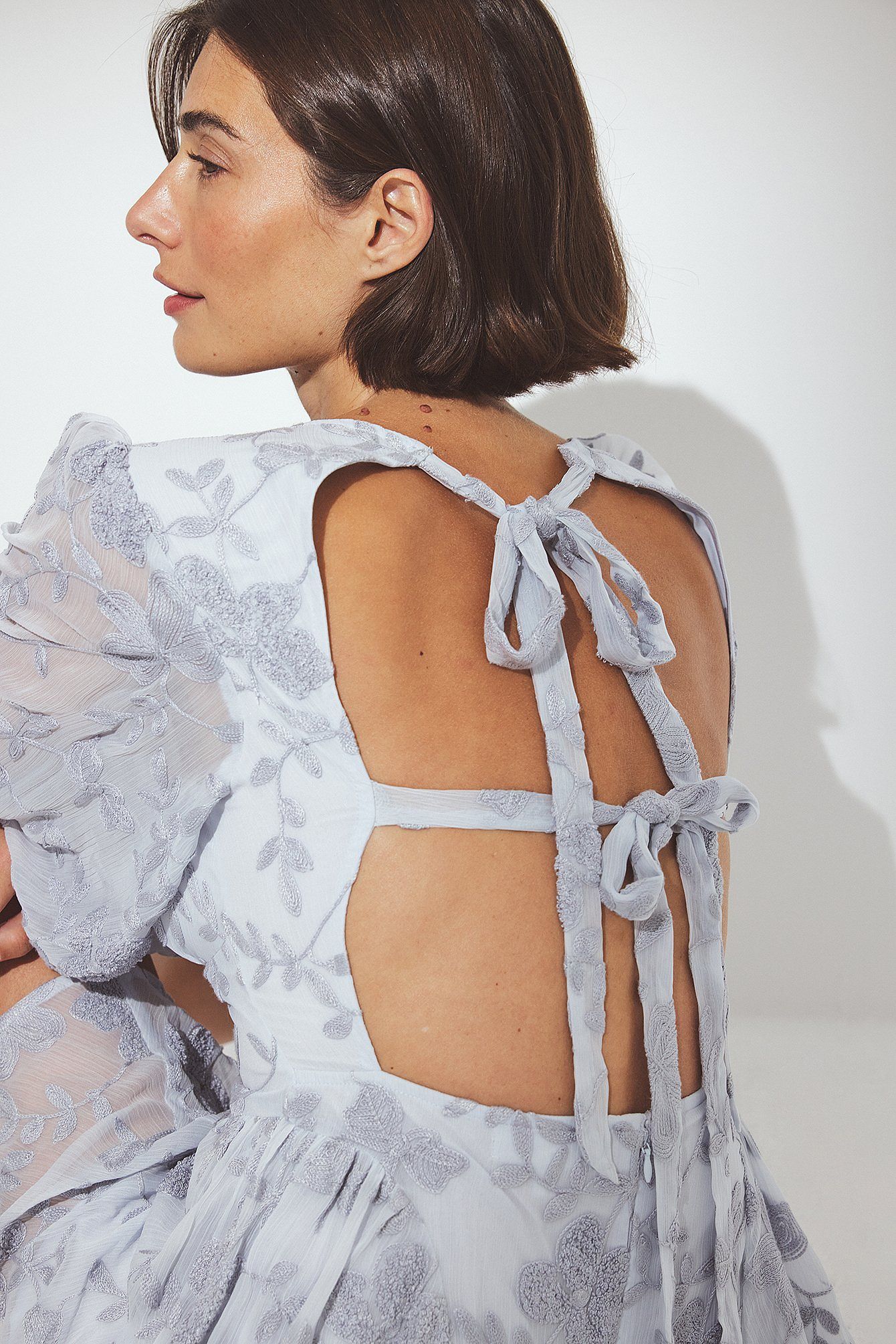 Robe Courte Femme Fluide Brodée | Manches Ballon, Décolleté V | Dos Ouvert Élégant