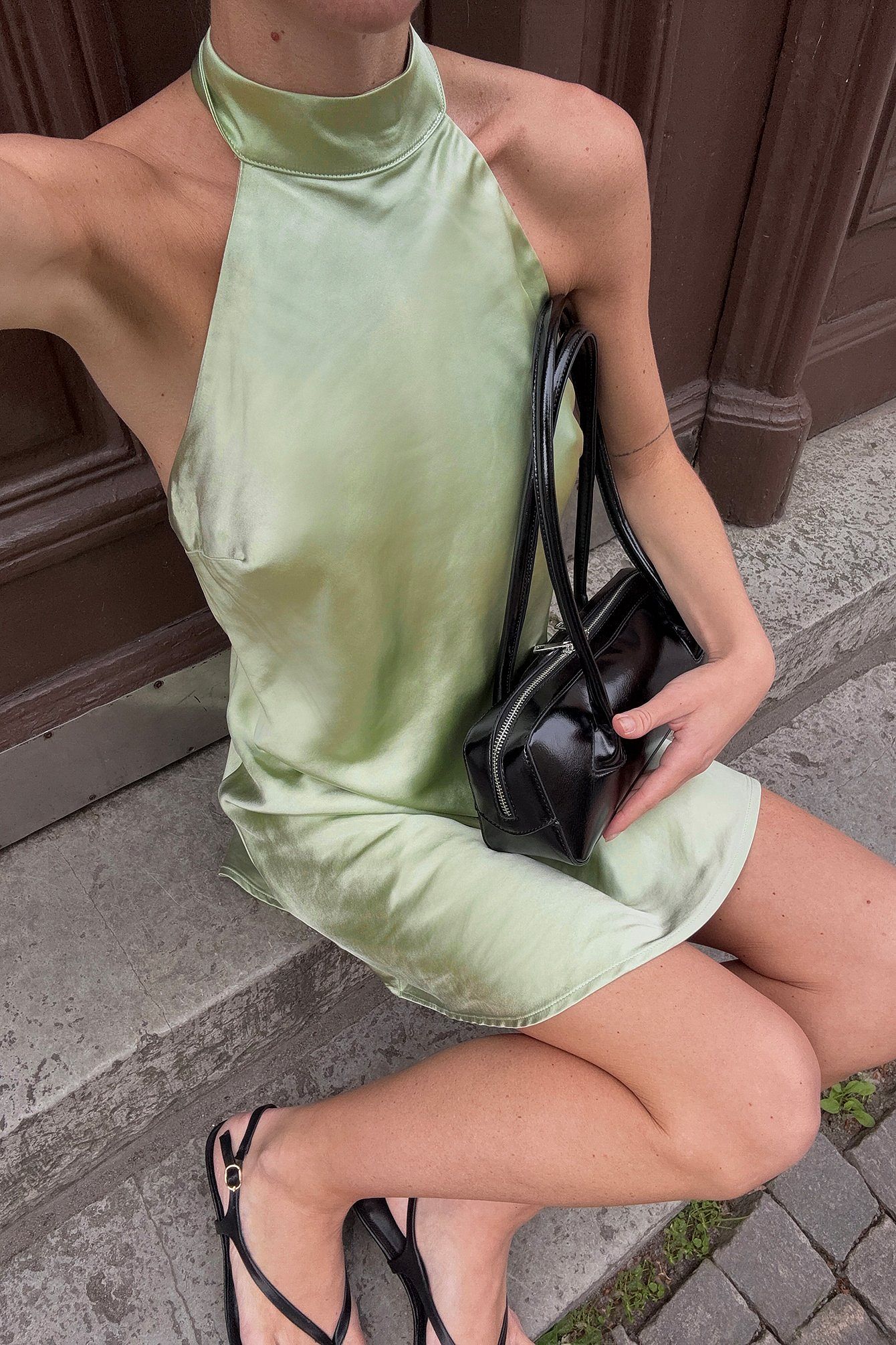 Robe Mini Satinée Tendance | Col Montant Halter | Robe Courte Soirée Fluide