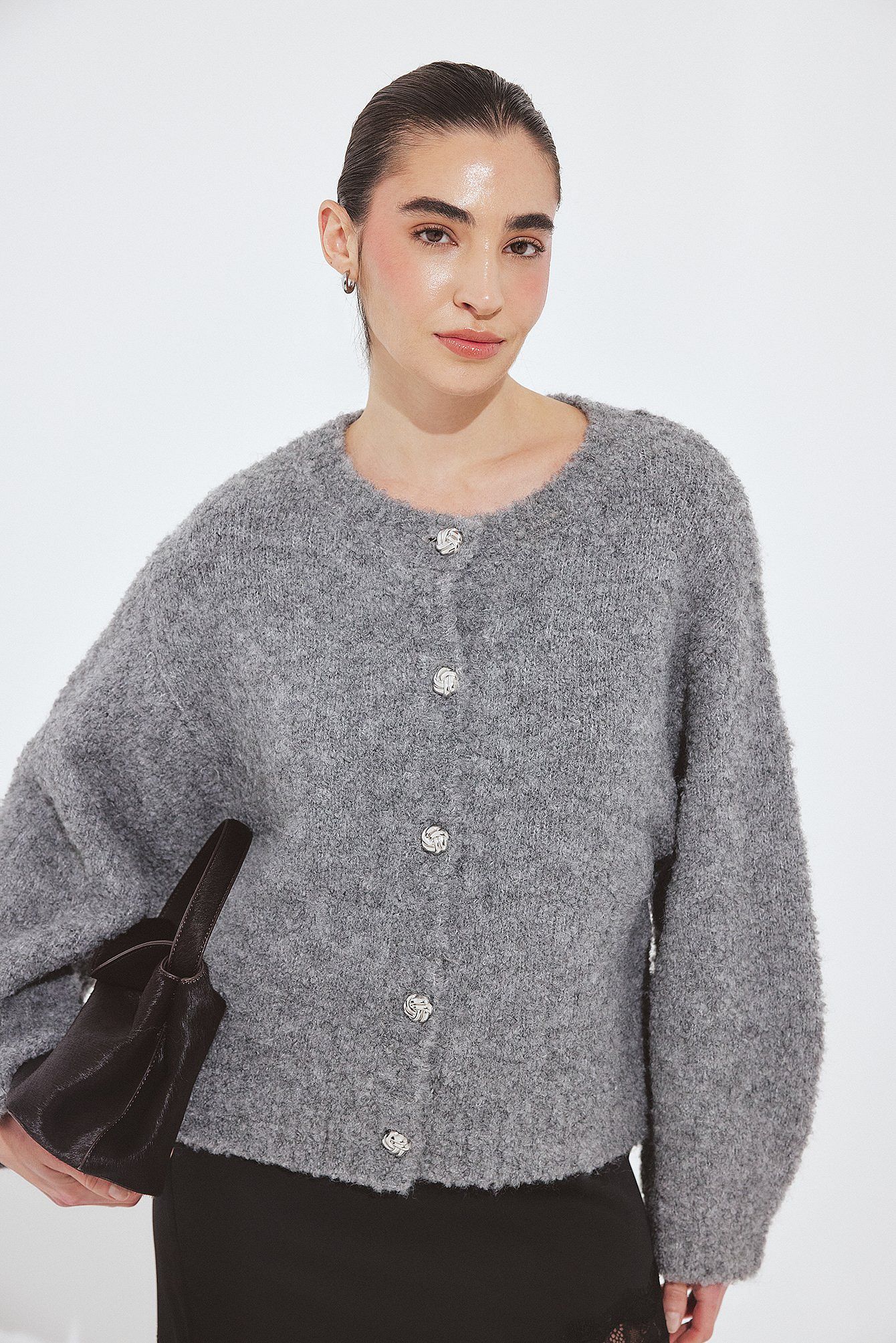 Cardigan Court en Maille Poilue à Boutons Fantaisie pour Femme | Chic Douillet & Texture Moderne