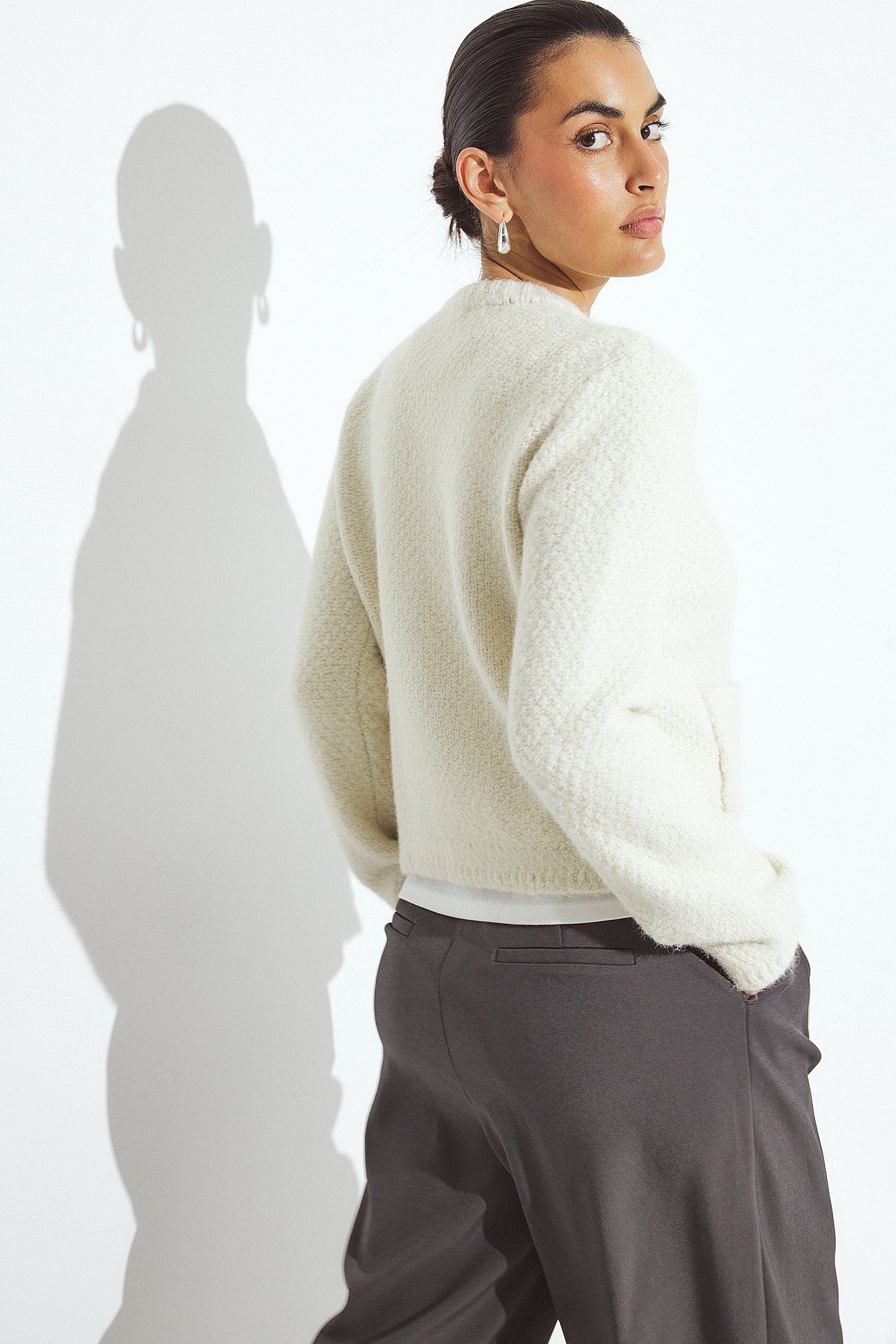 Cardigan Court en Maille Texturée à Poches pour Femme | Élégance Classique et Confort Doux