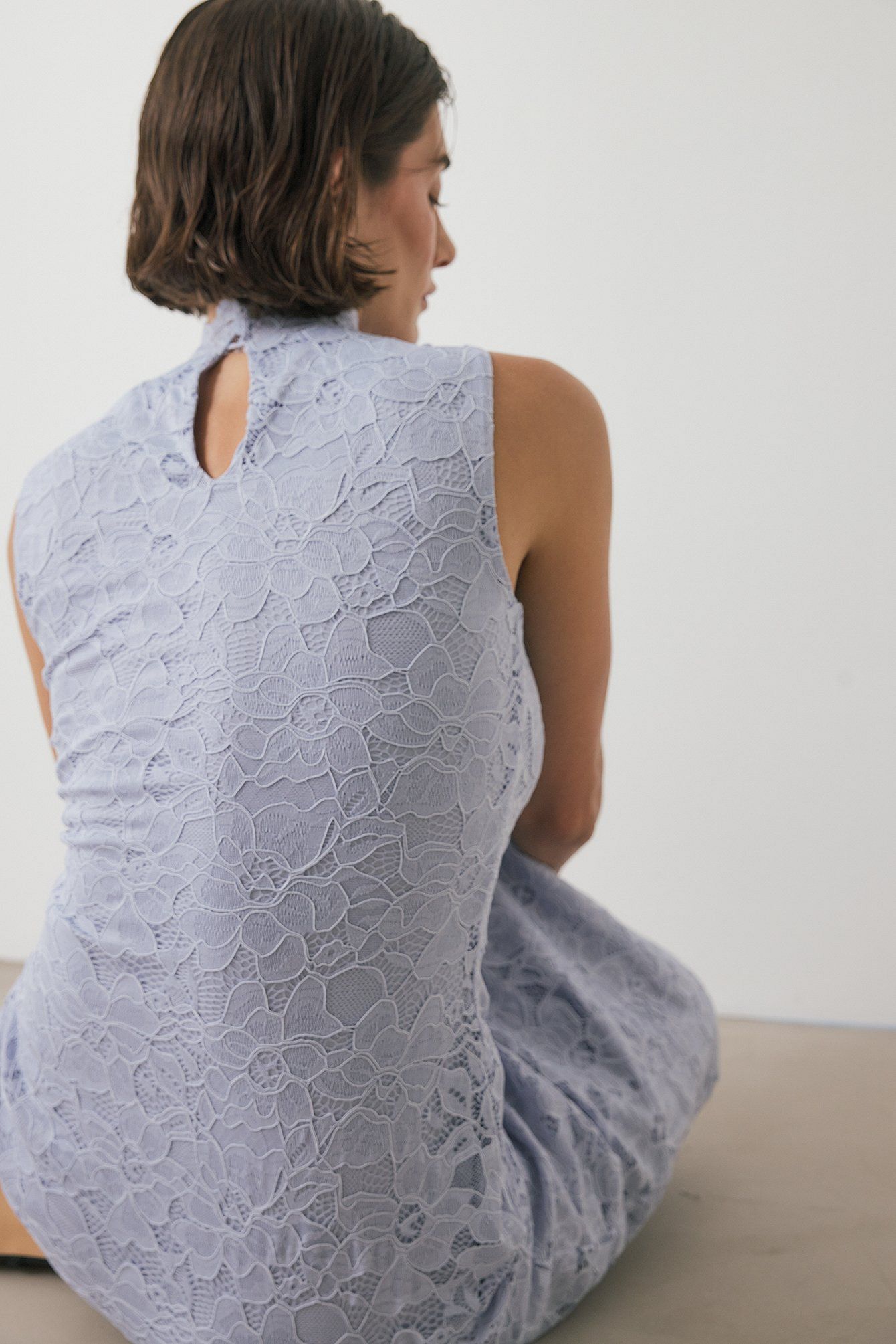 Robe Longue Fluide Dentelle Extensible | Col Montant Sans Manches | Dos à Boucles