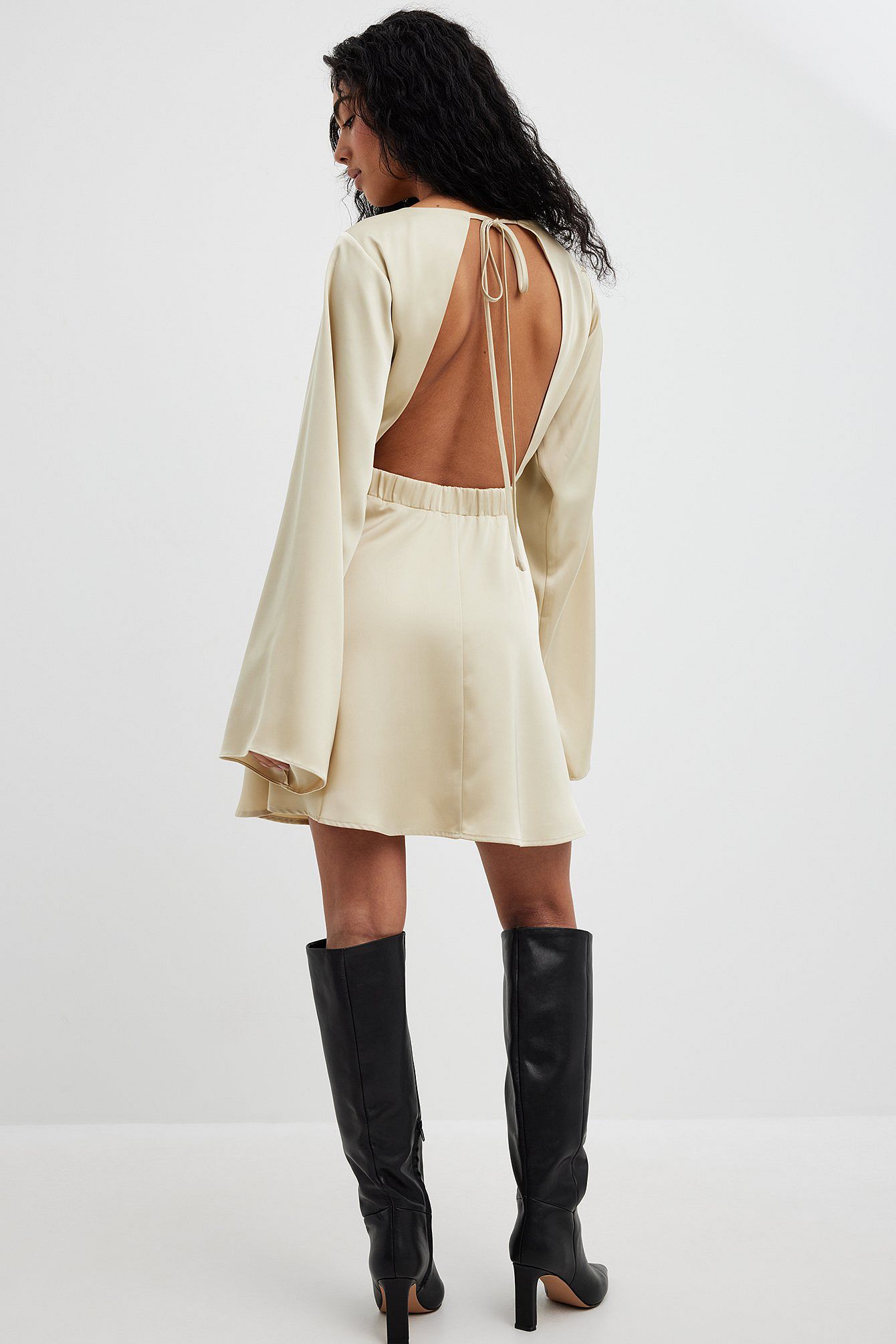 Robe Courte Satinée Dos Nu | Manches Kimono Amples | Mini Robe Soirée Chic