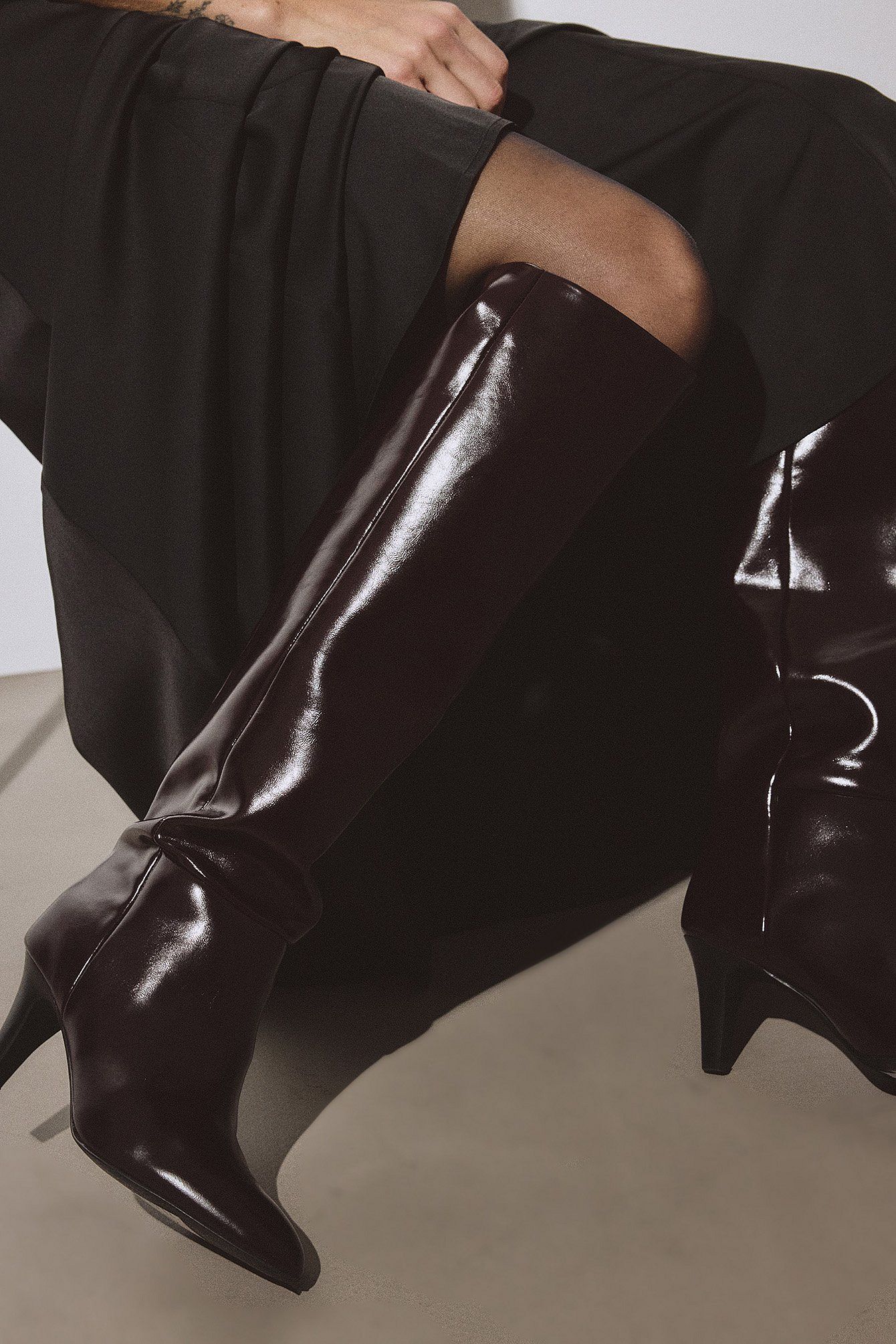 Bottes Montantes Vernies | Bout Pointu et Talon Évasé | Idéales pour une allure audacieuse